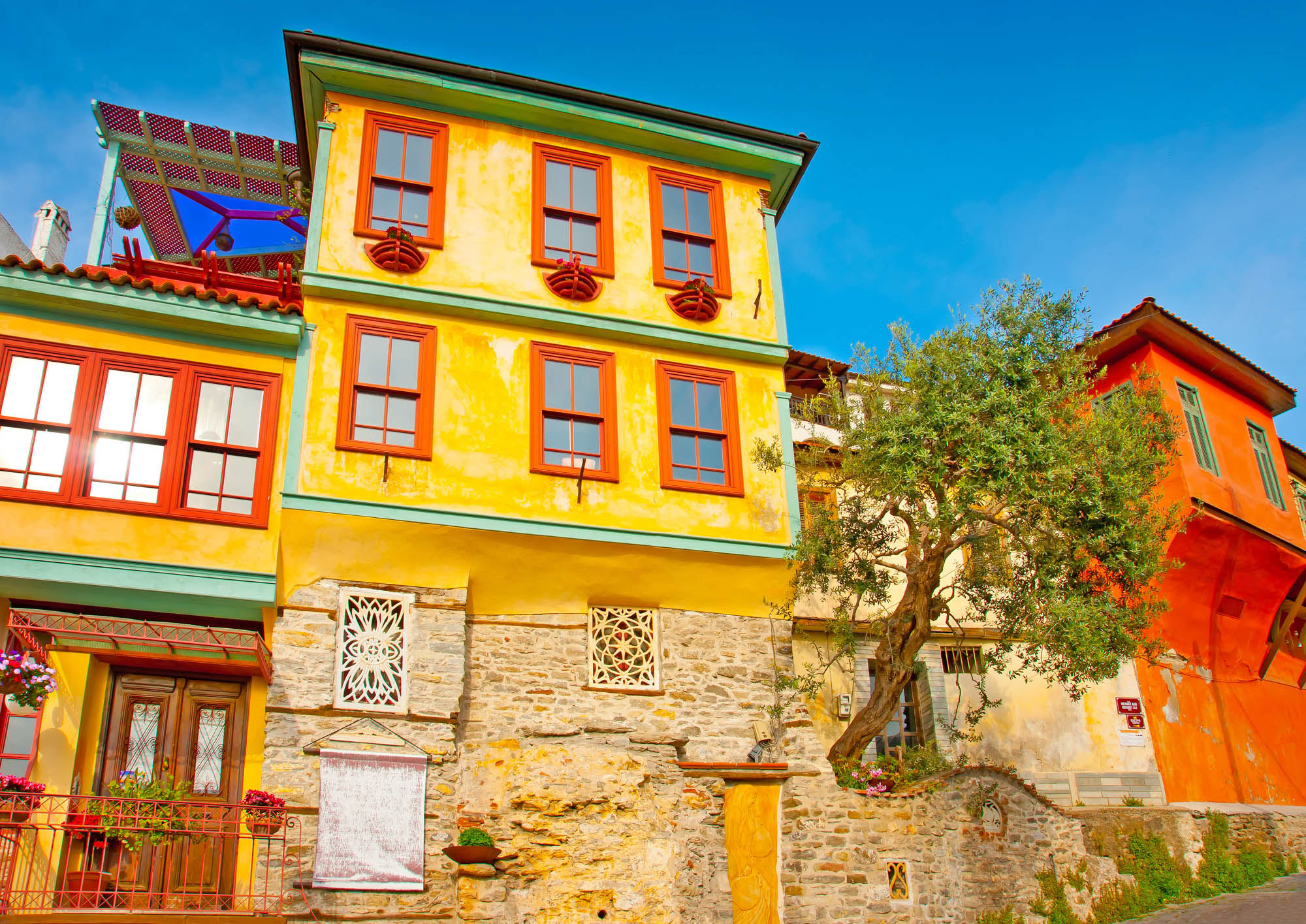 Budynek, kolorowa zabudowa miasta Kavala, ciekawa architektura