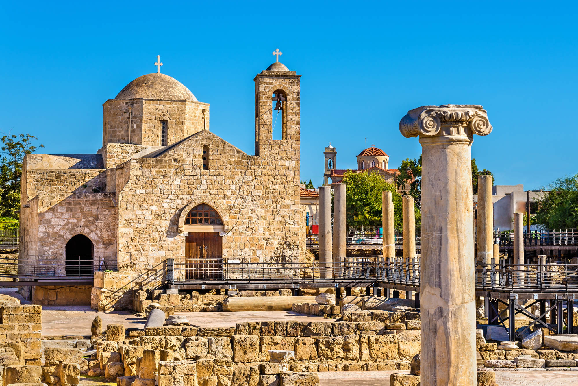 miasto Paphos na Cyprze, widok na śwątynie i antyczne ruiny
