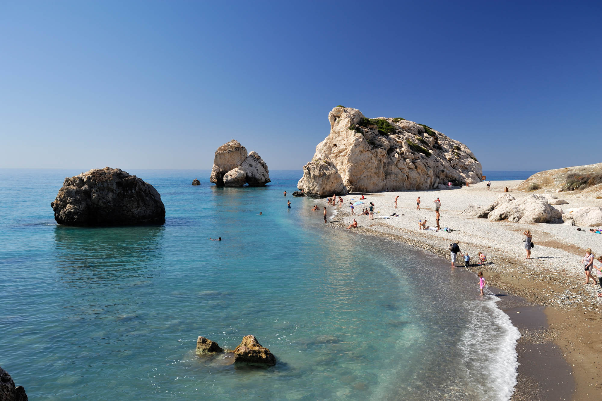panorama - widok na najsłynniejsza plażę na Cyprze oraz skałę afrodyty, niebo i turkusowa woda