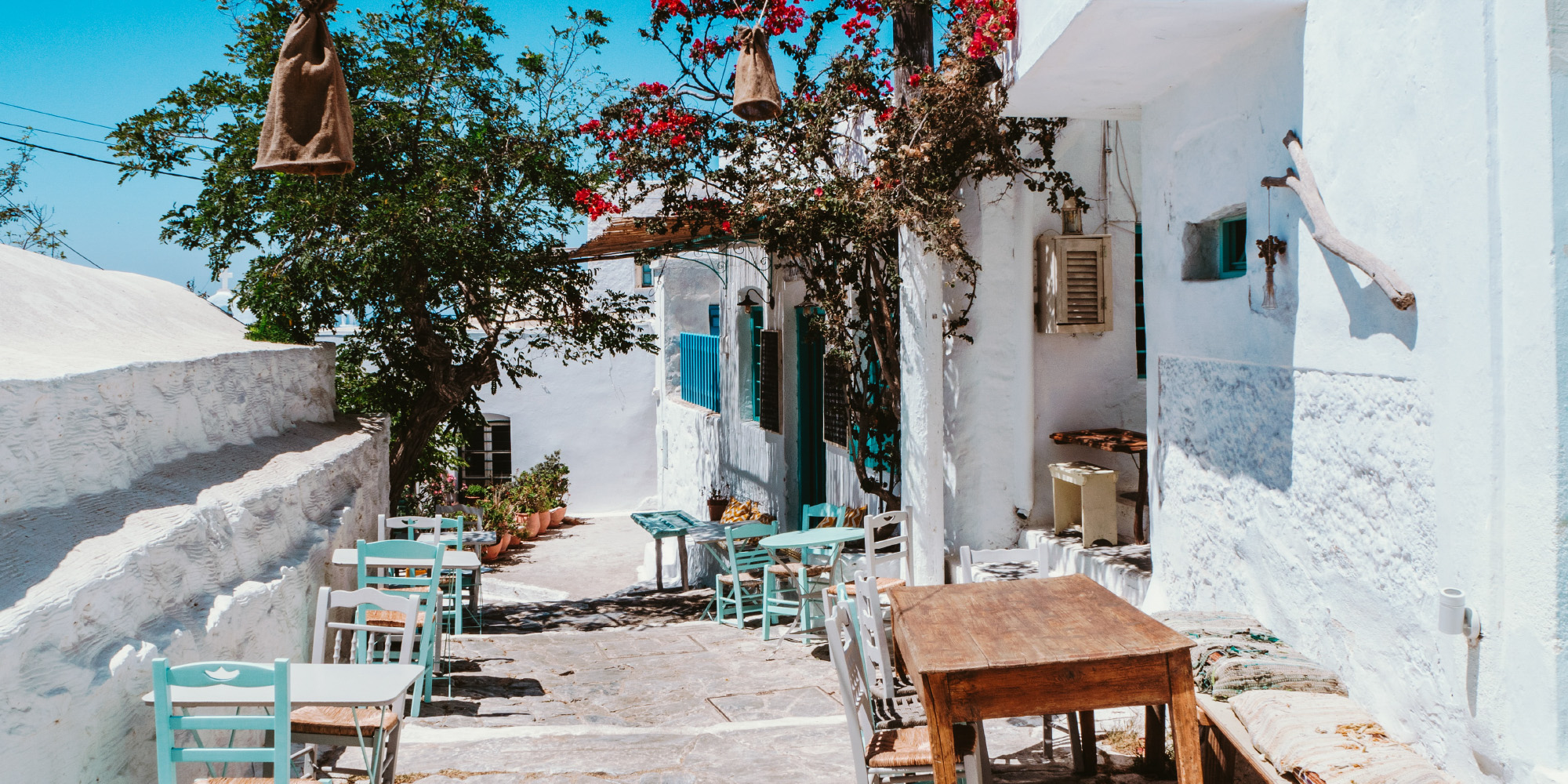 grecka kawiarnia nad brzegiem morza, na promenadzie, kolorowe krzesełka