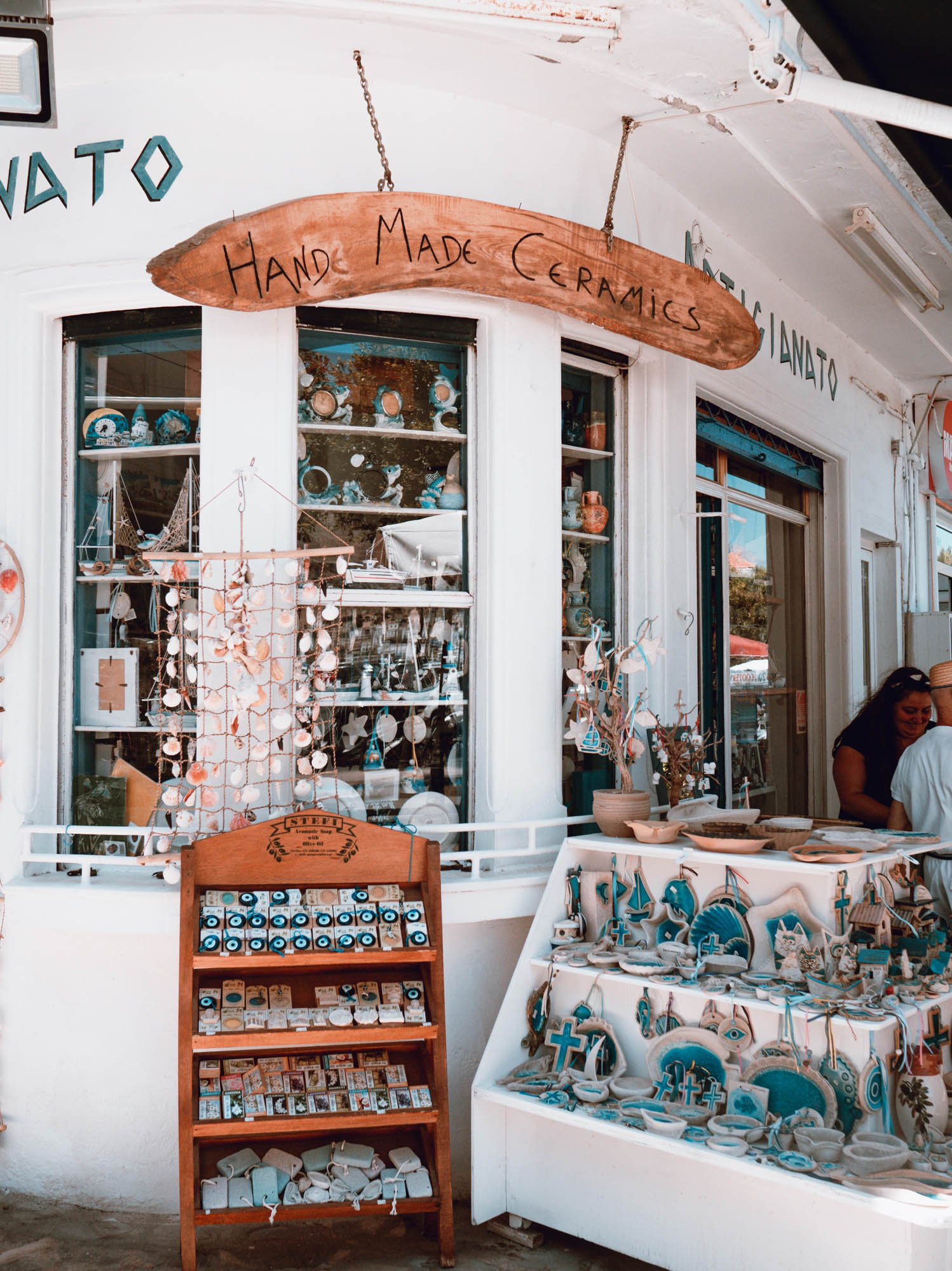 typowe grecki sklepik z pamiątkami, klimatyczna galeria z rękodziełem