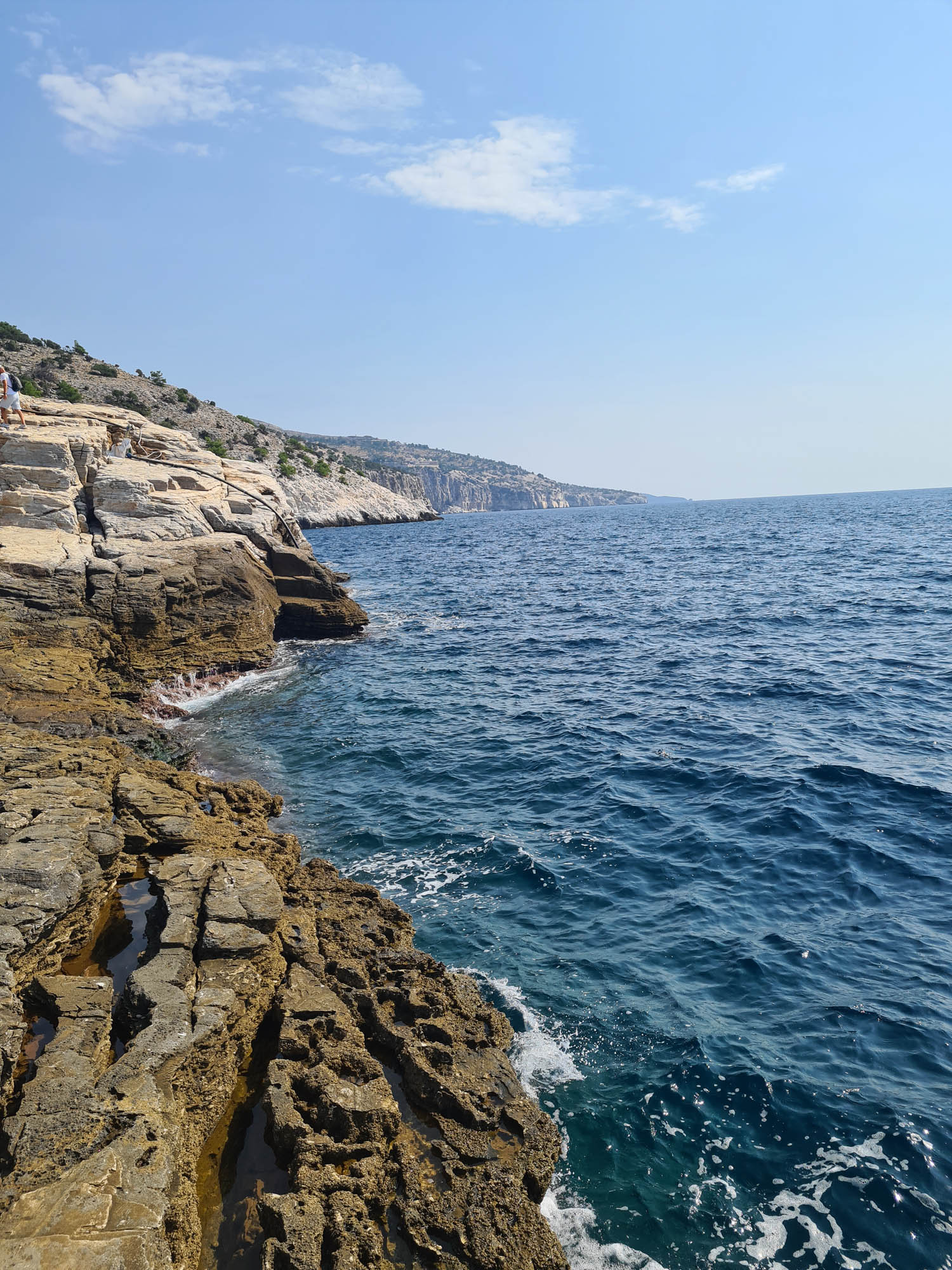skały otaczające Giola, morze i niebo