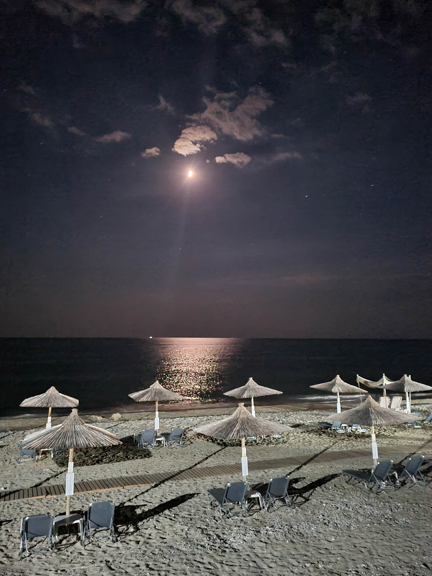 plaża nocą, księżyc obija się w tafli morza