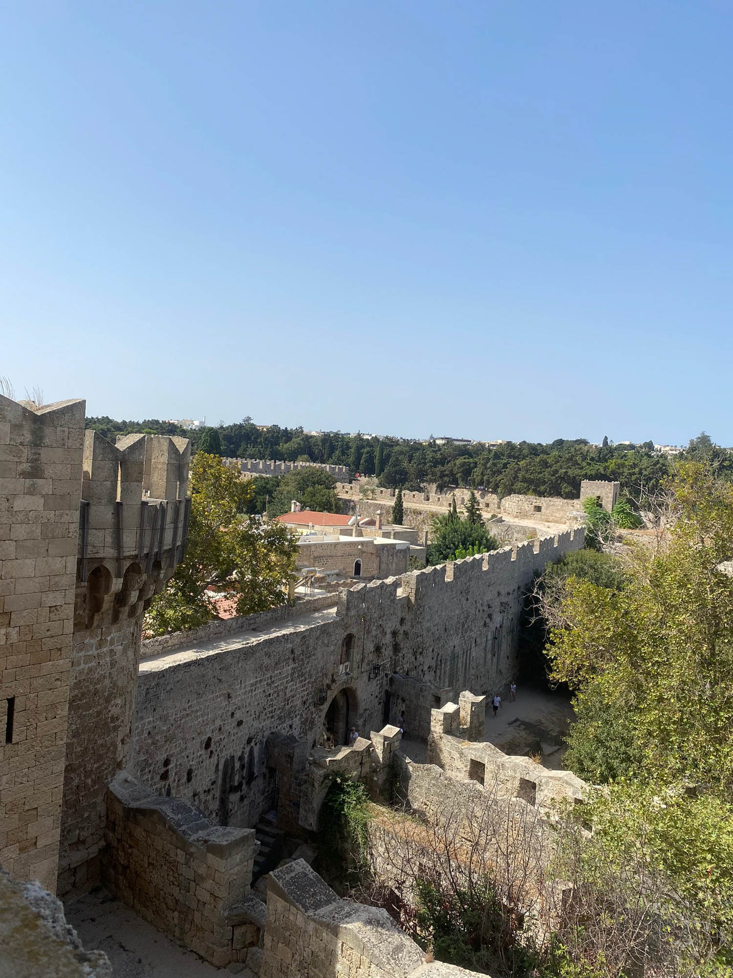 twierdza Rodos, widok na stare mury otaczające miasto rodos