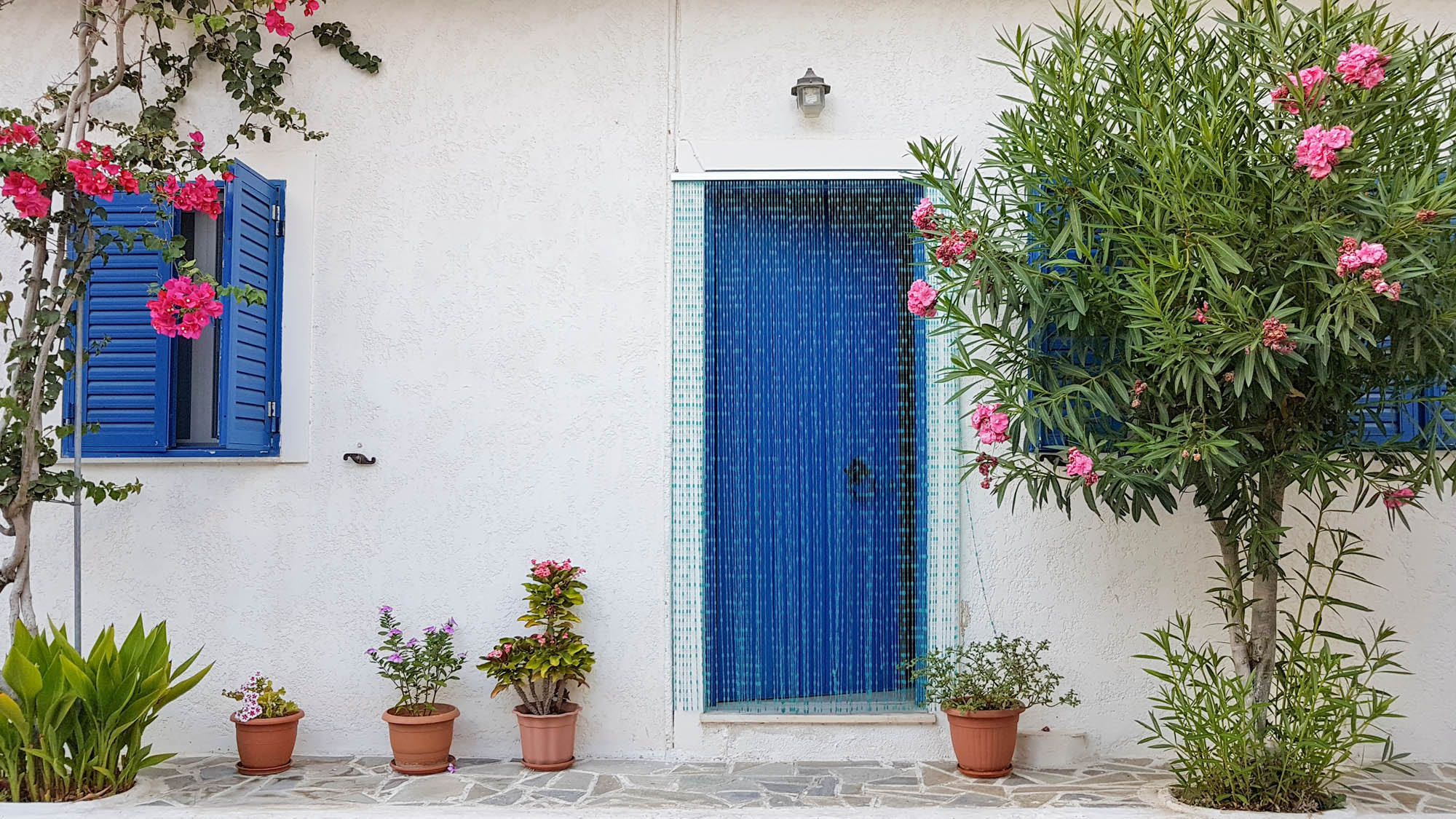 niebiesko-biały dom w grecji, typowe zabudowania