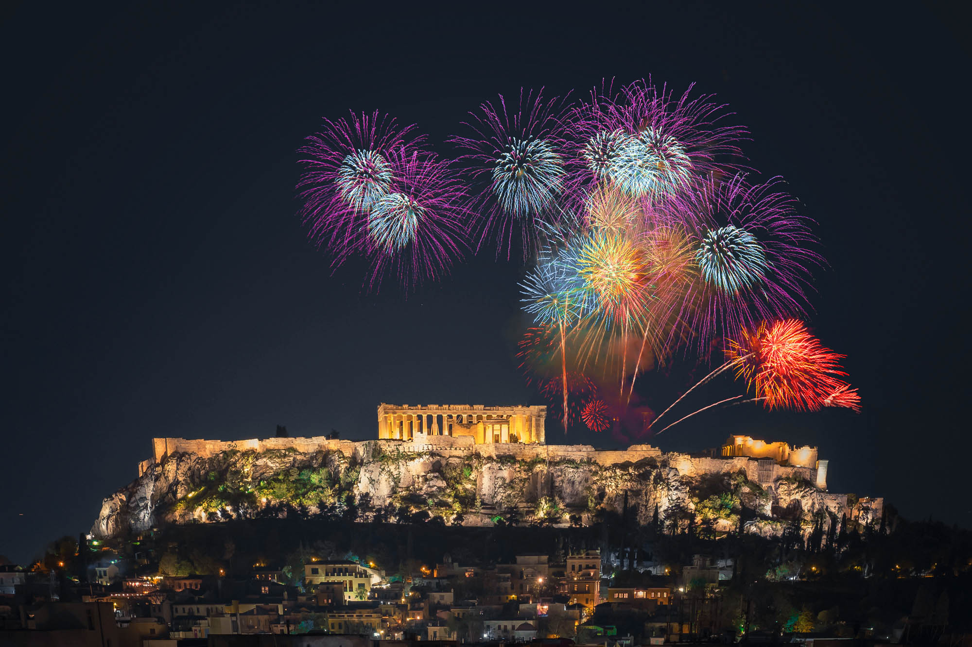 niesamowity widok na Akropol w nocy, sztuczne ognie i fajerwerki