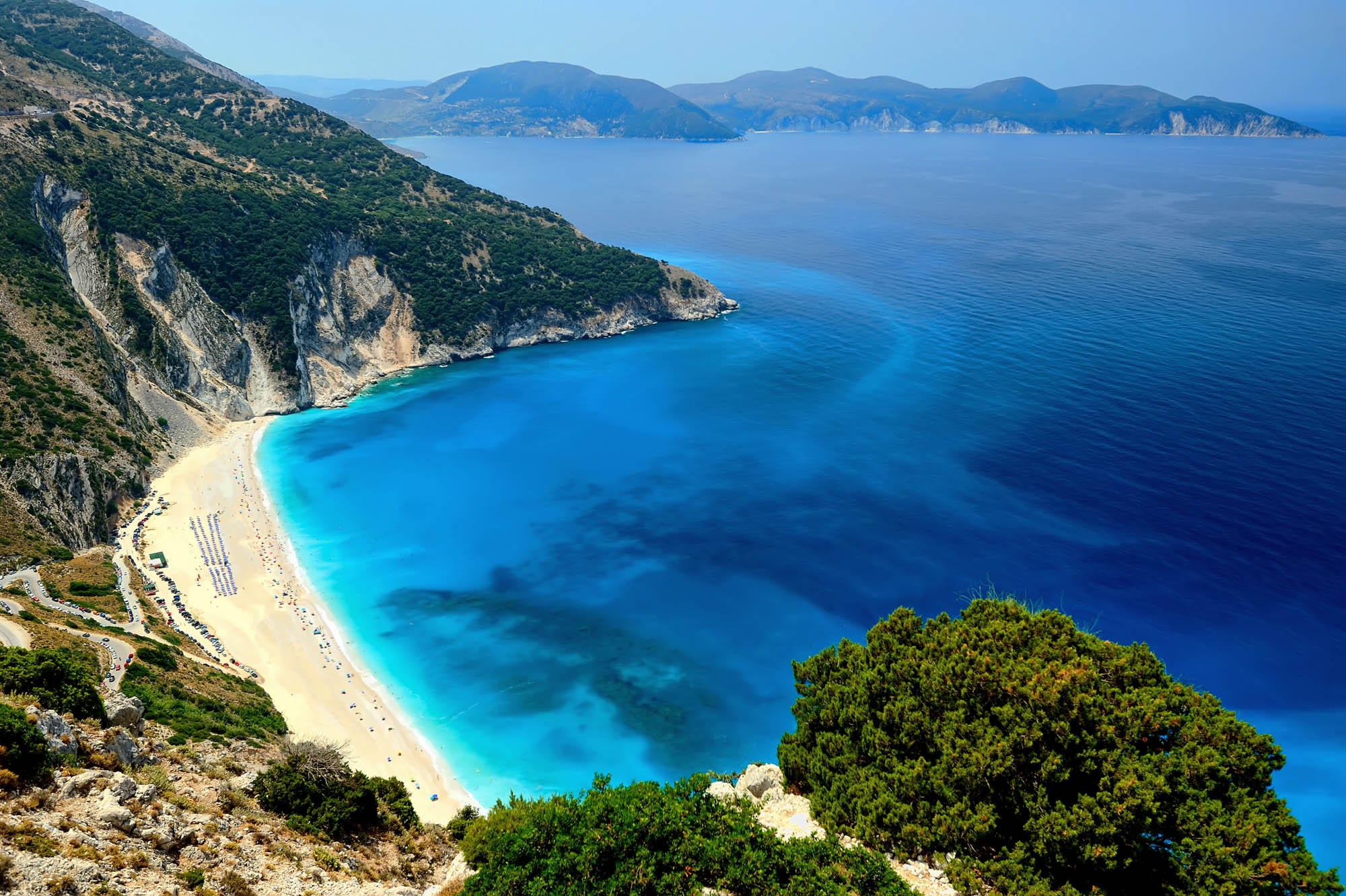 piękna grecka plaża widziana z góry, plaża z białym piaskiem oraz niebieską wodą
