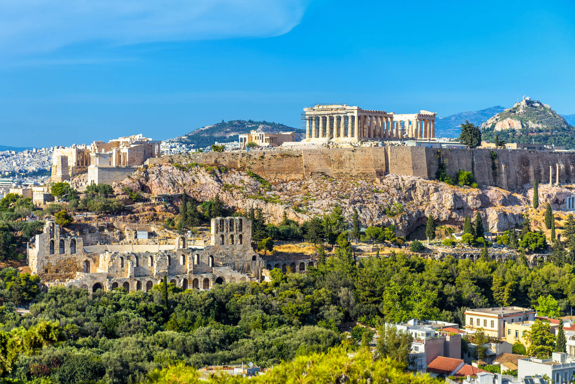 Ateny, widok z daleka na wzgórze Akropolu