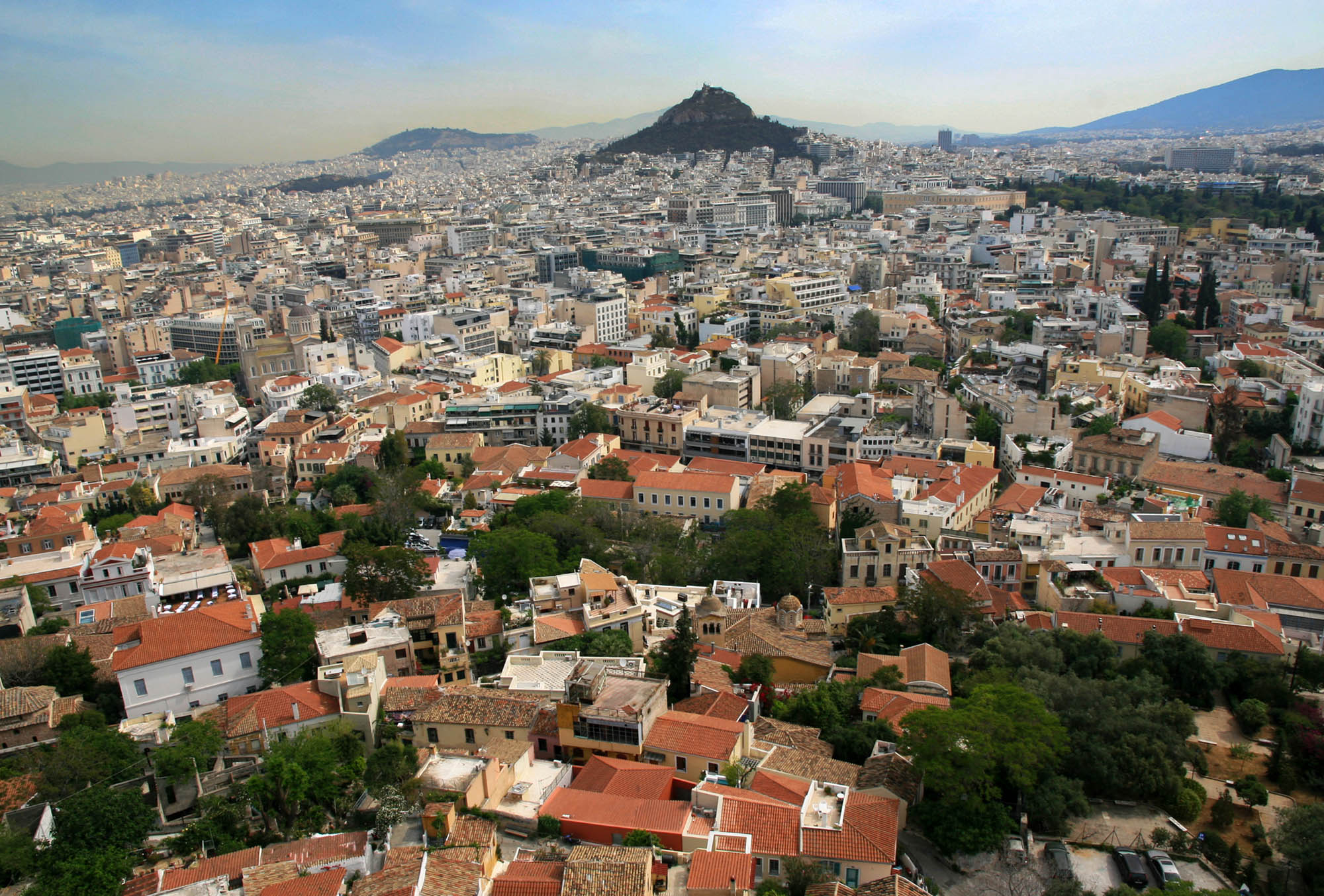 Panorama, widok na miasto z góry, z lotu ptaka, może dachów a w tle wzgórze