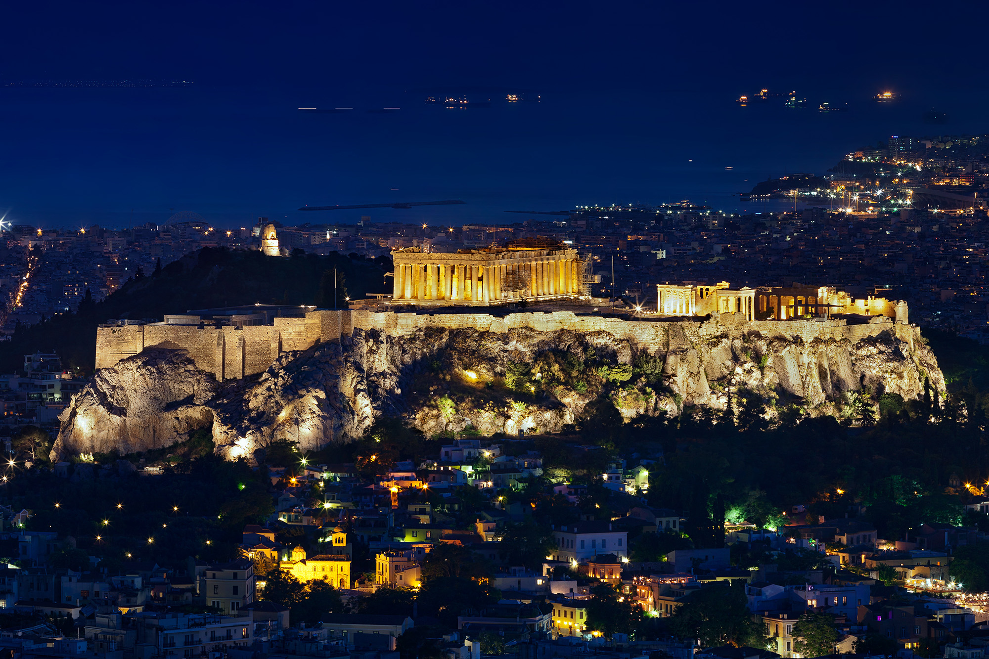 akropol nocą, widok na rozświetlone miasto