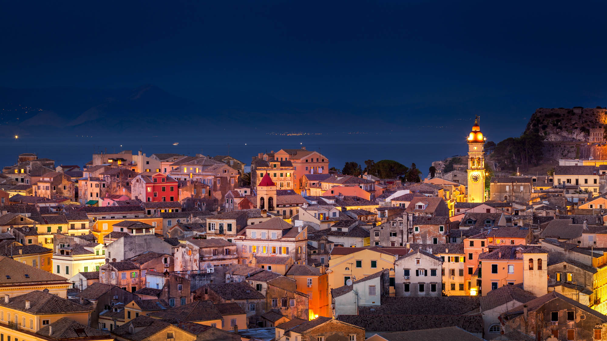 stolica Korfu, panorama miasta nocą, kolorowe budynki i charakterystyczna wieża