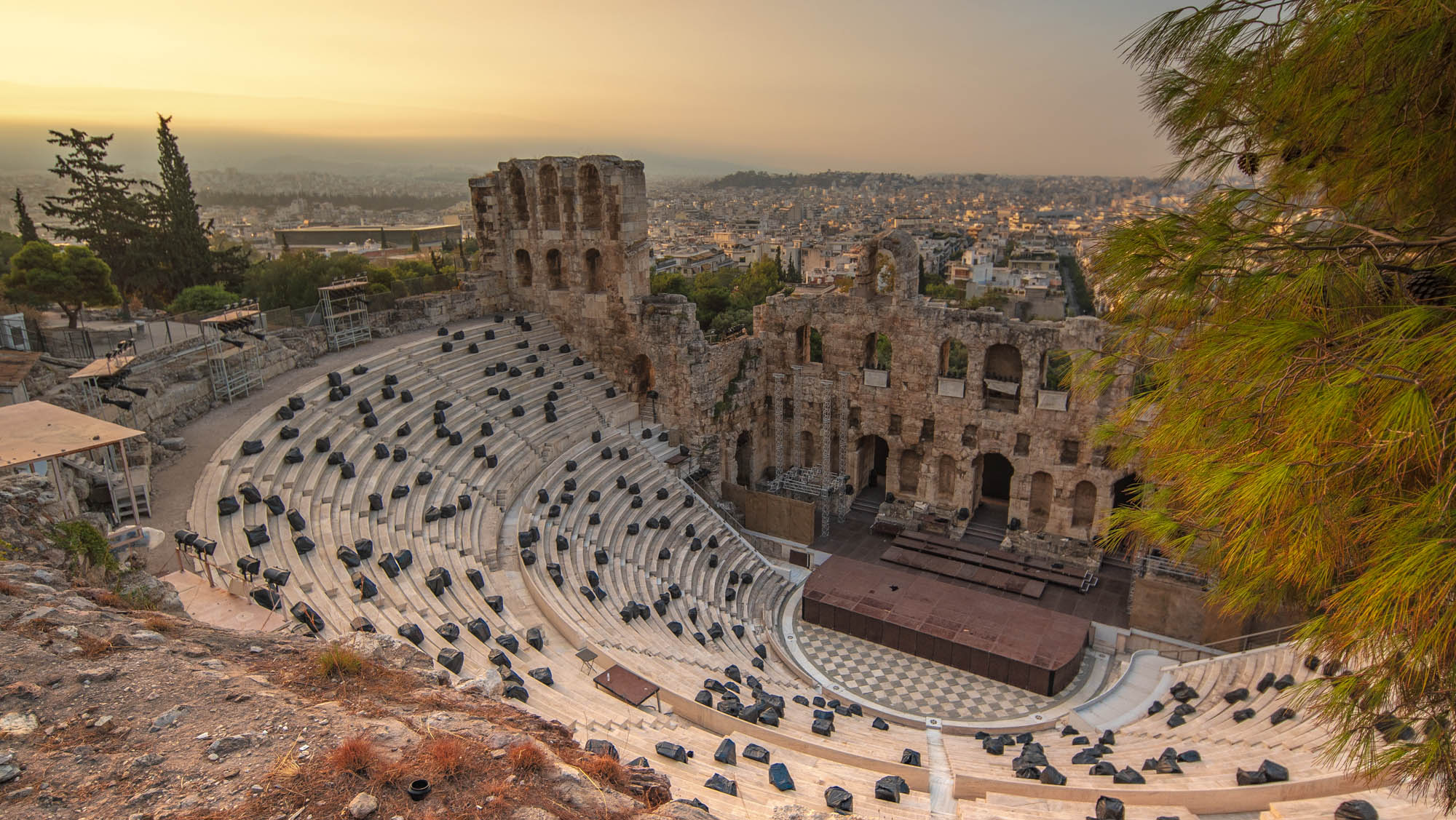 Ateny, wzgórze Akropol i stadion na Akropolu z pięknym widokiem na miasto