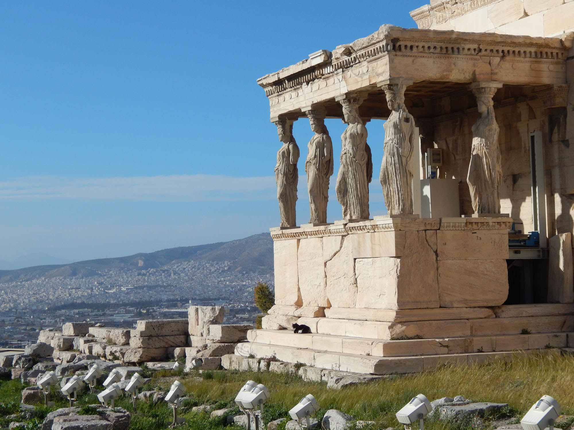 detal, przybliżenie na akropol i świątynie na akropolu w atenach