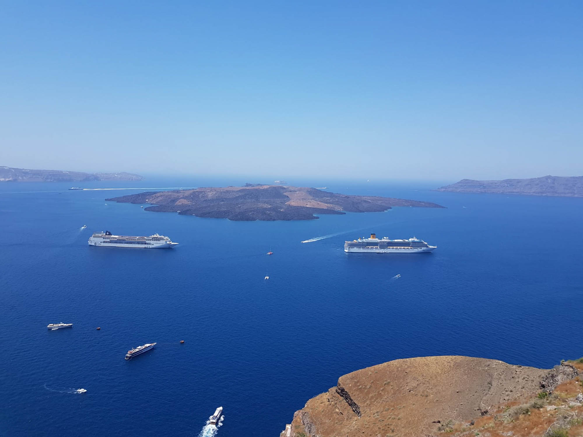 cyklady, widok na Santorini, kaldera, pływające stateczki i jachty