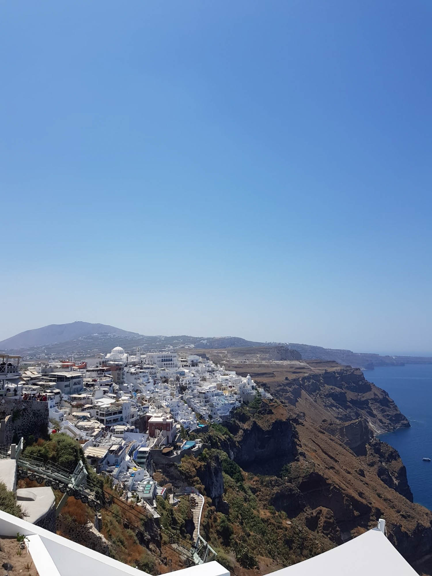 widok na Firę - stolicę wyspy Santorini, widok na miasto i morze, niebieskie niebo