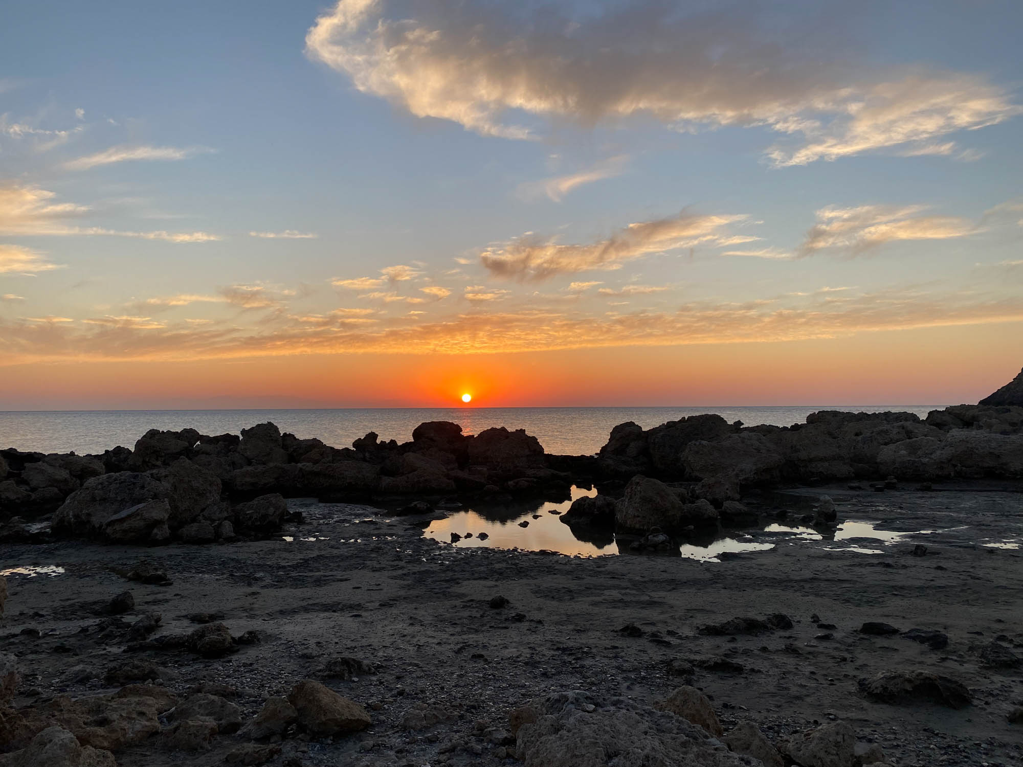 urokliwy zachód słońca nad morzem, grecja