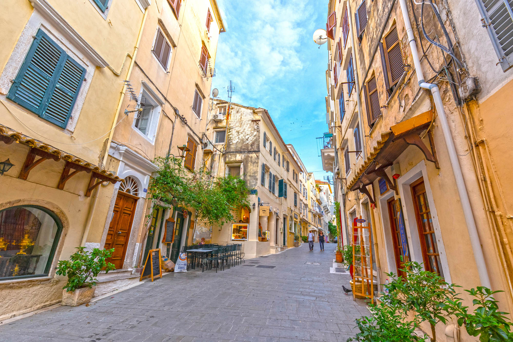 urocza uliczka w mieście Korfu w grecji, detal