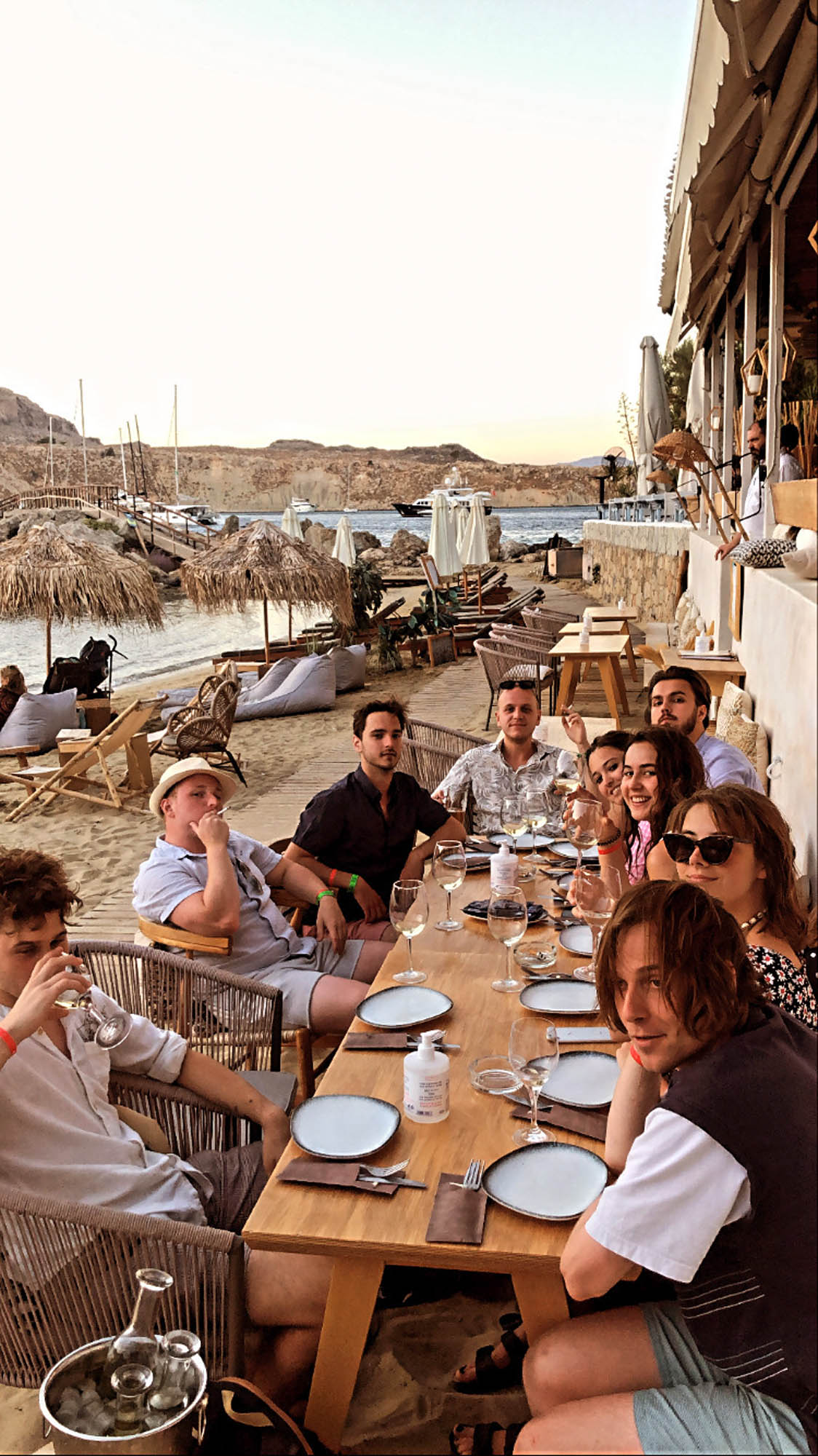 grecka tawerna na plaży, ludzie jedzą owoce morza