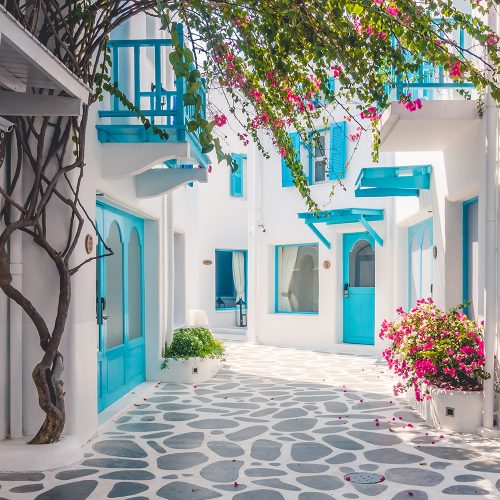 typowa grecka niebiesko-biała ulica, santorini