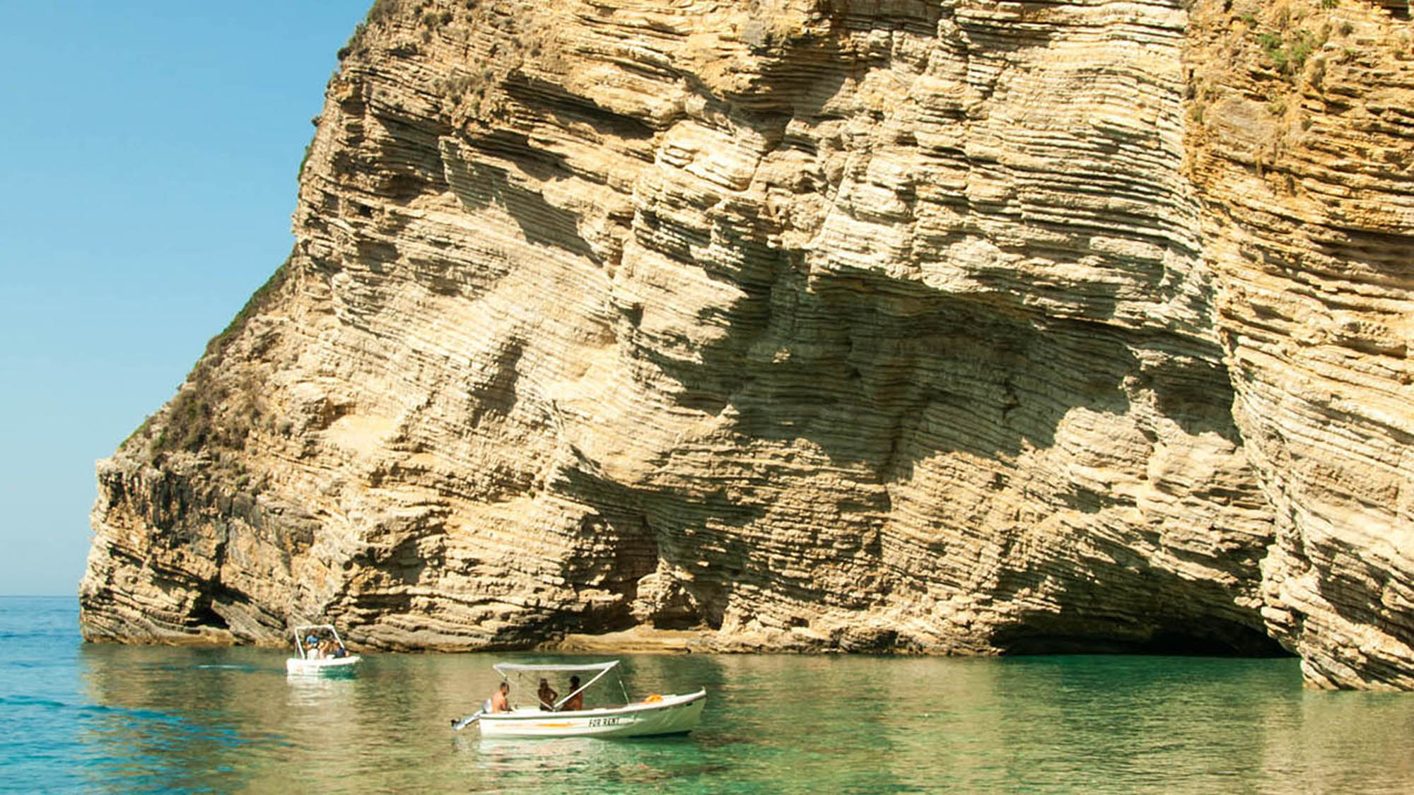 Kanał Miłości, detal, wyspa Korfu, skały widziane z bliska raz łódeczki na morzu