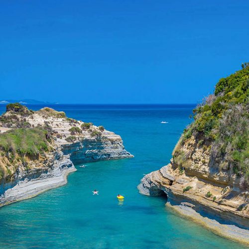 Kanał Miłości, detal, panorama na Kanał Miłości na Korfu, lazurowa woda i formacje skalne