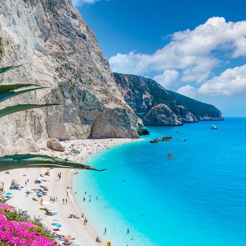 idealna grecka plaża z białym piaskiem i lazurową wodą widziana z góry