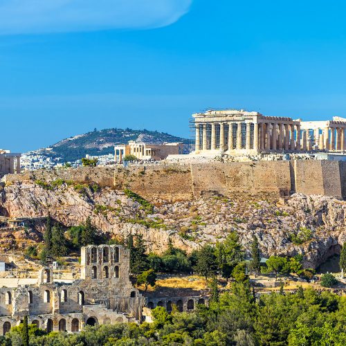 piękny widok na akropol w Atenach oświetlony słońcem