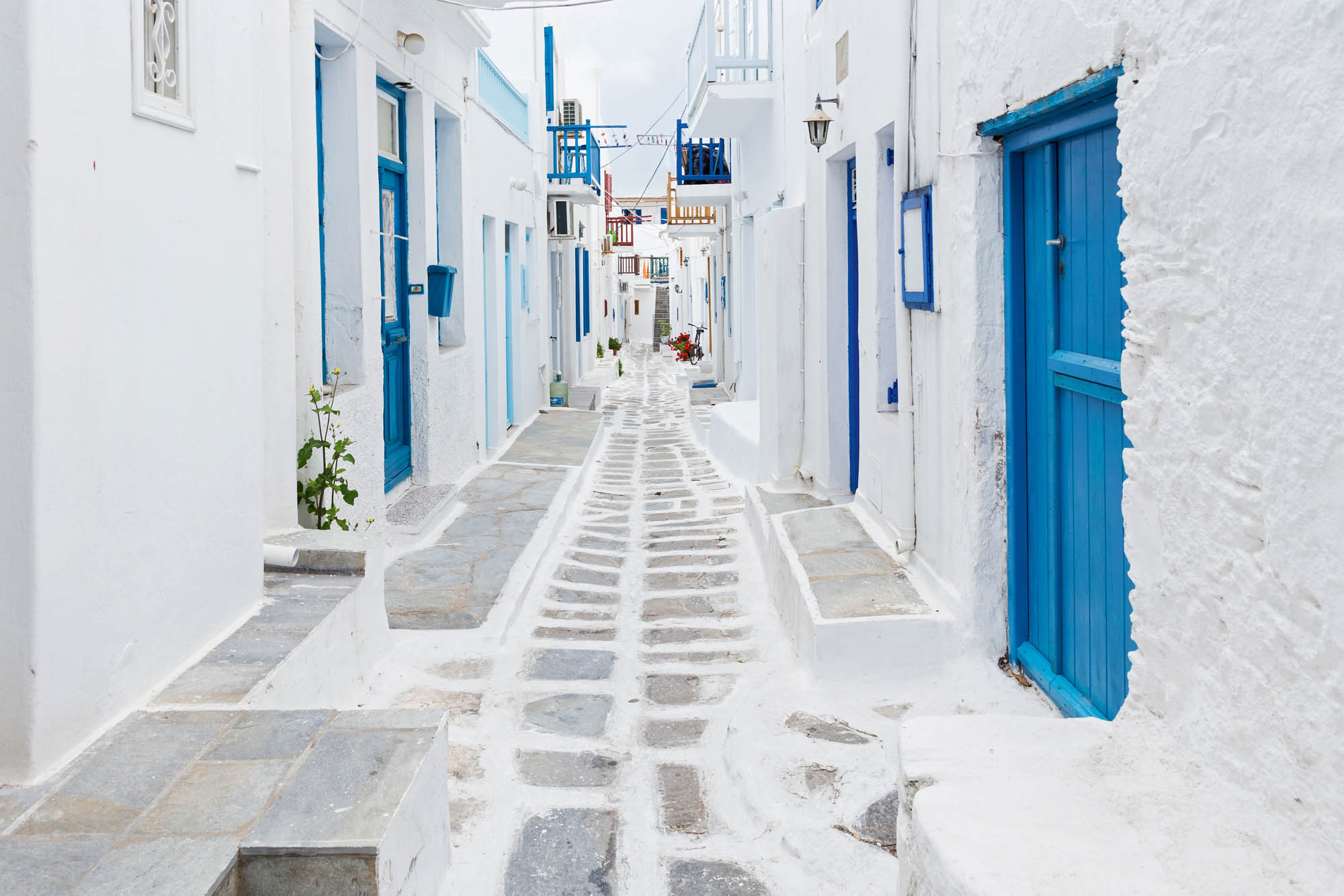 niebiesko biała ulica, typowy grecki klimat