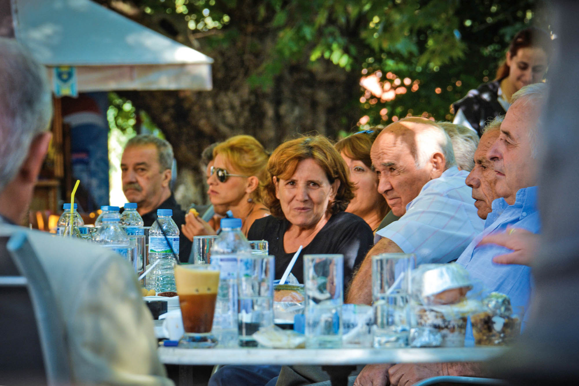 spotkanie przy stole, grecka biesiada i biesiadnicy