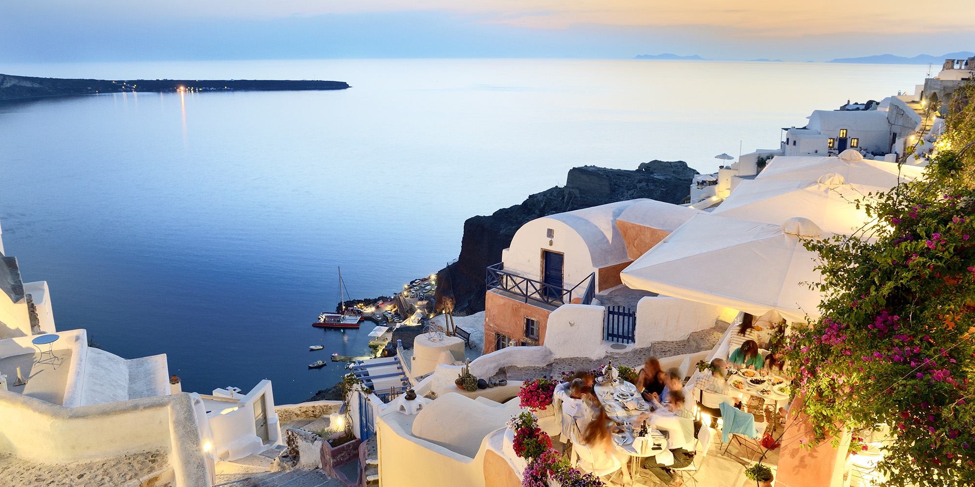 spotkanie przy stole ze wspaniałym widokiem w tle, Grecja, biesiada, spotkanie