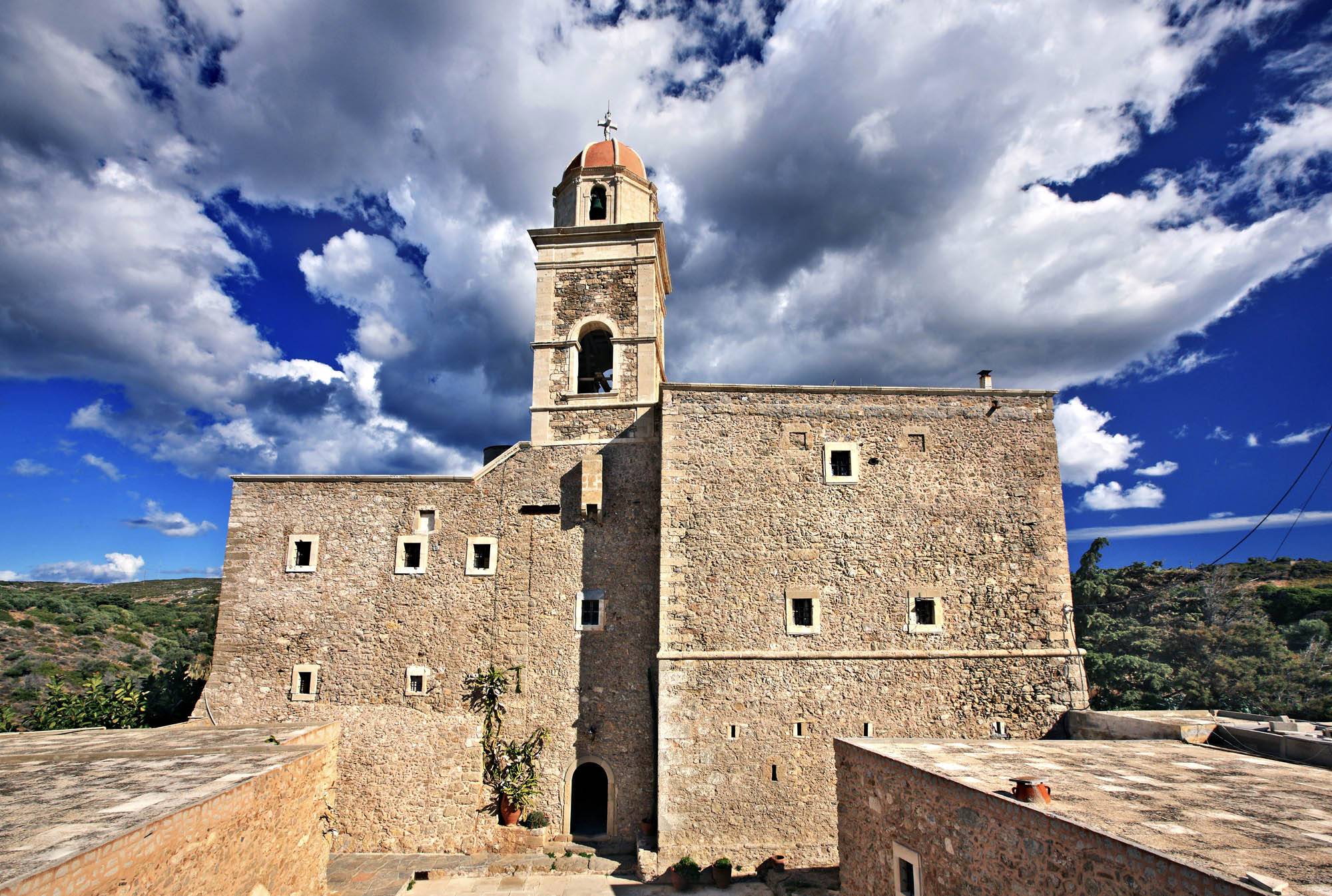 zdjęcie klasztoru Moni Toplou na Krecie, przednia strona, widok na wieżę