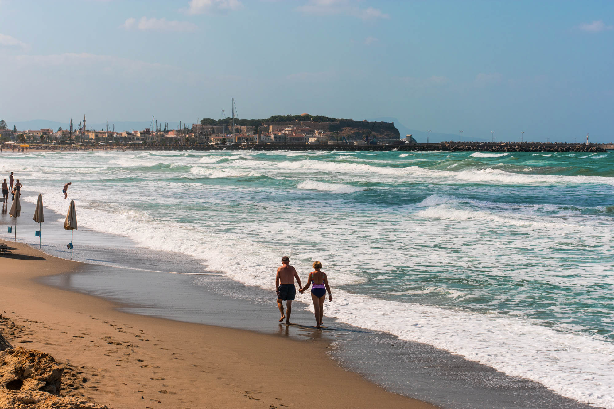 kreta, piękna grecka plaża i para idąca brzegiem morza, panorama