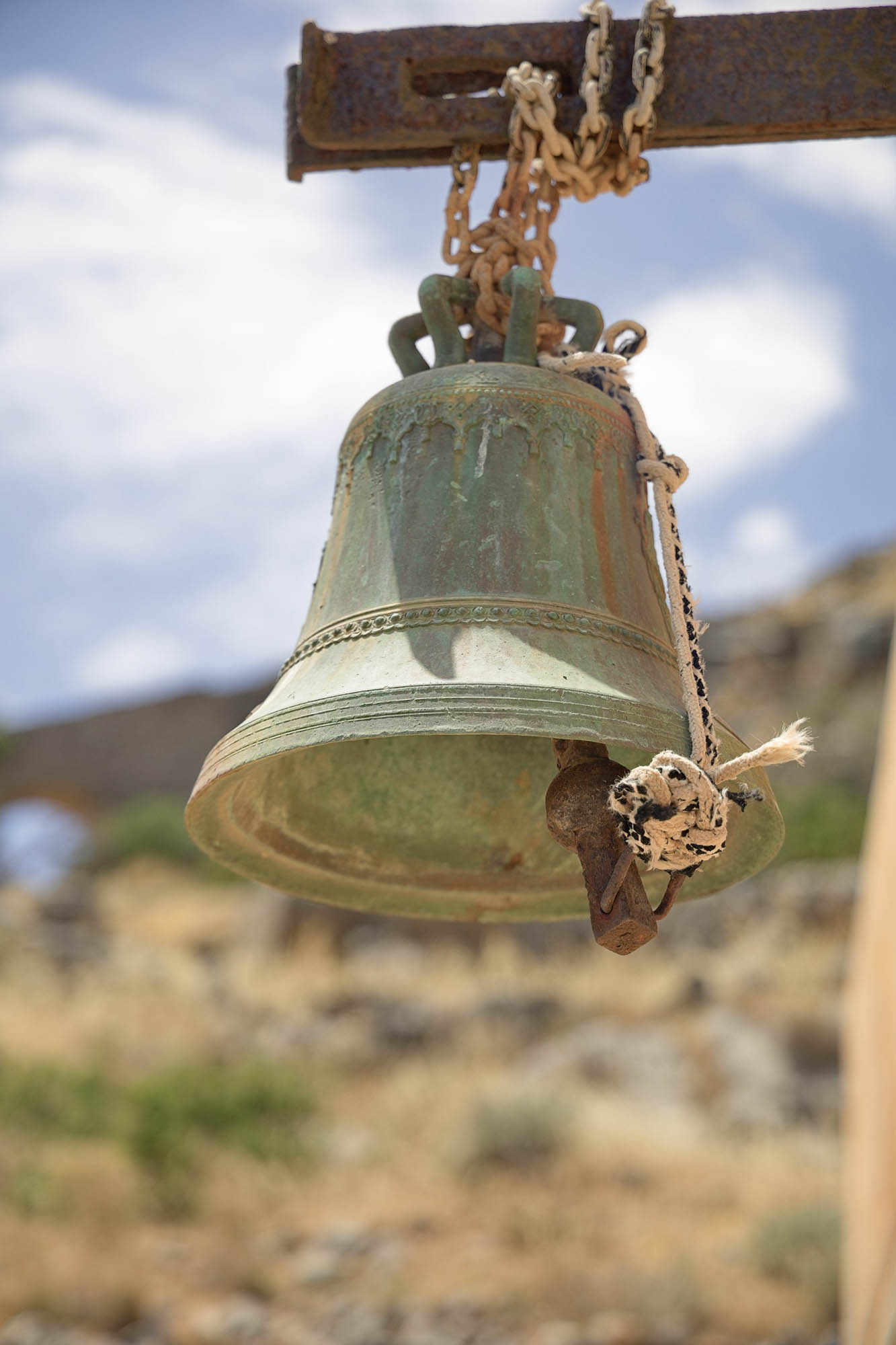 zbliżenie na dzwonek alrmowy na wyspie spinalonga