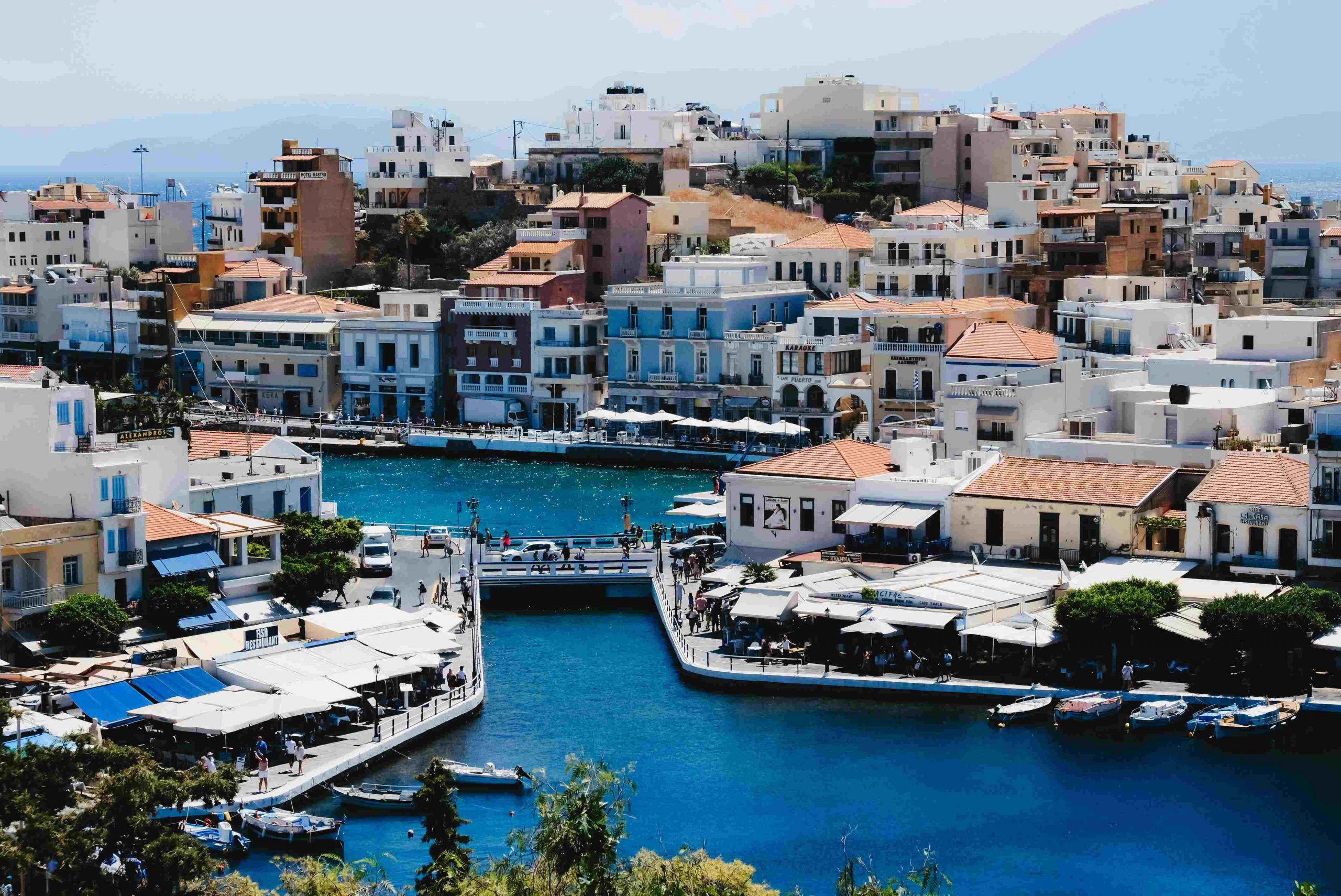 miasteczko na krecie Agios Nikolaos, urokliwe miejsce nad morzem i port