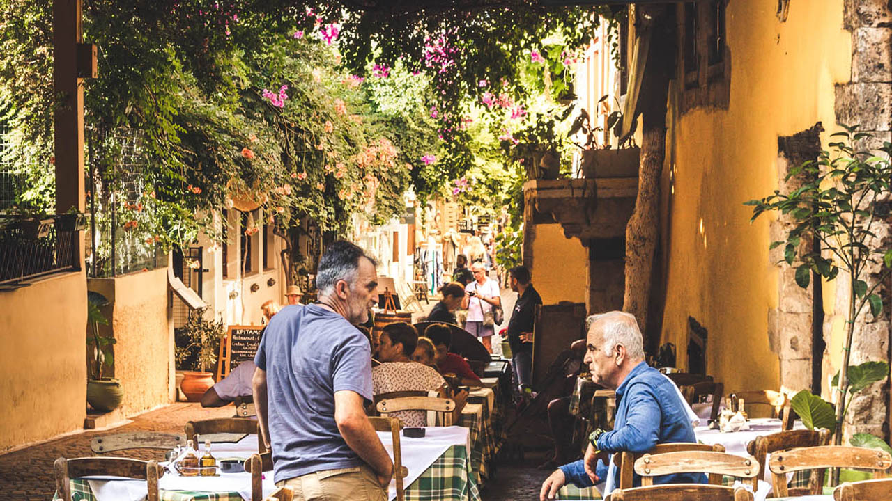 typowe, greckie kawiarnie pełne ludzi
