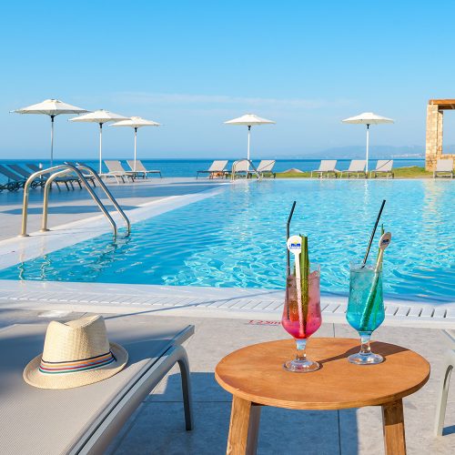 basen, parasolki i drinki na stoliku, idealne beztroskie wakacje