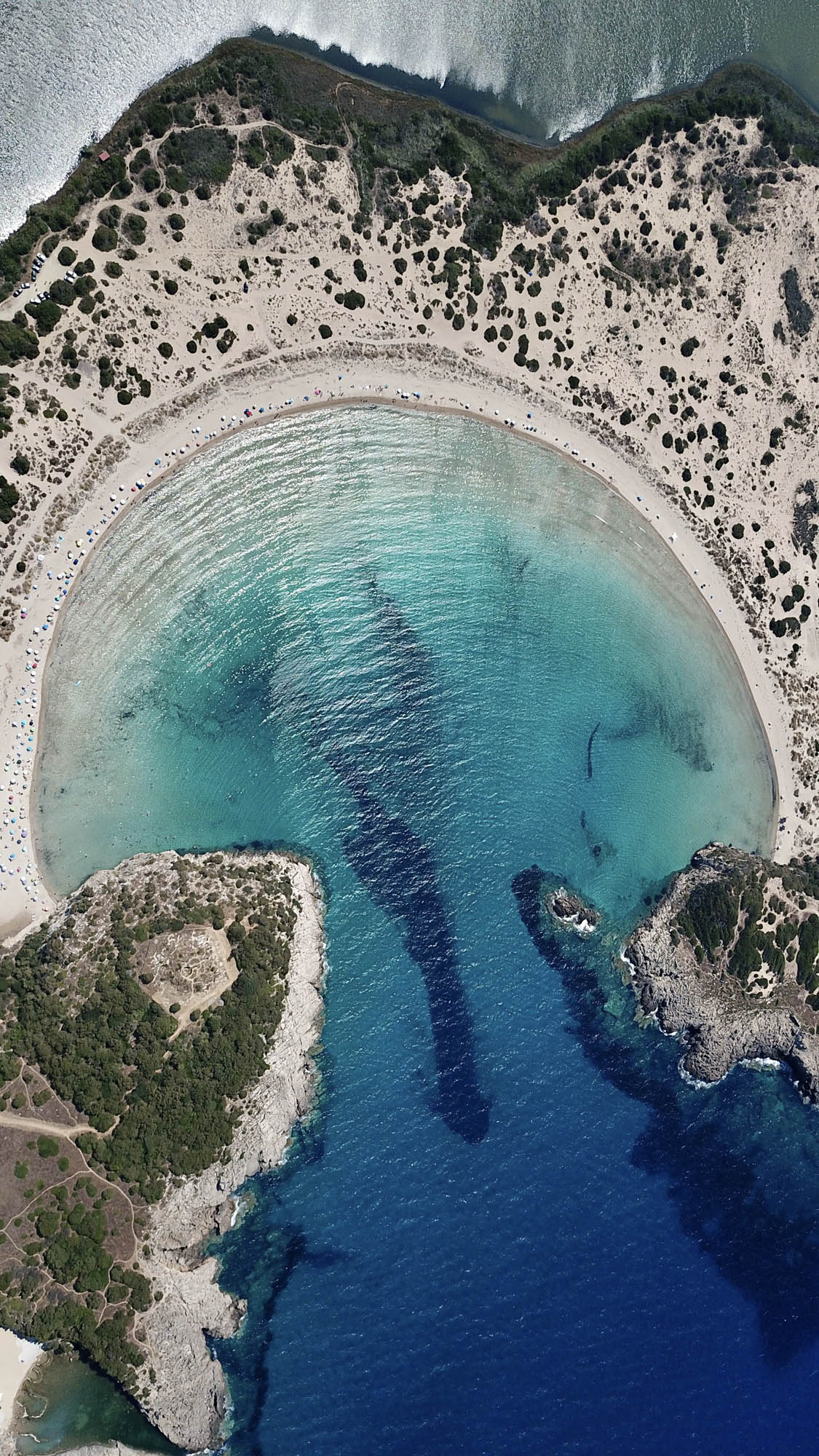 widok z drona na idealnie turkusową zatokę na peloponezie