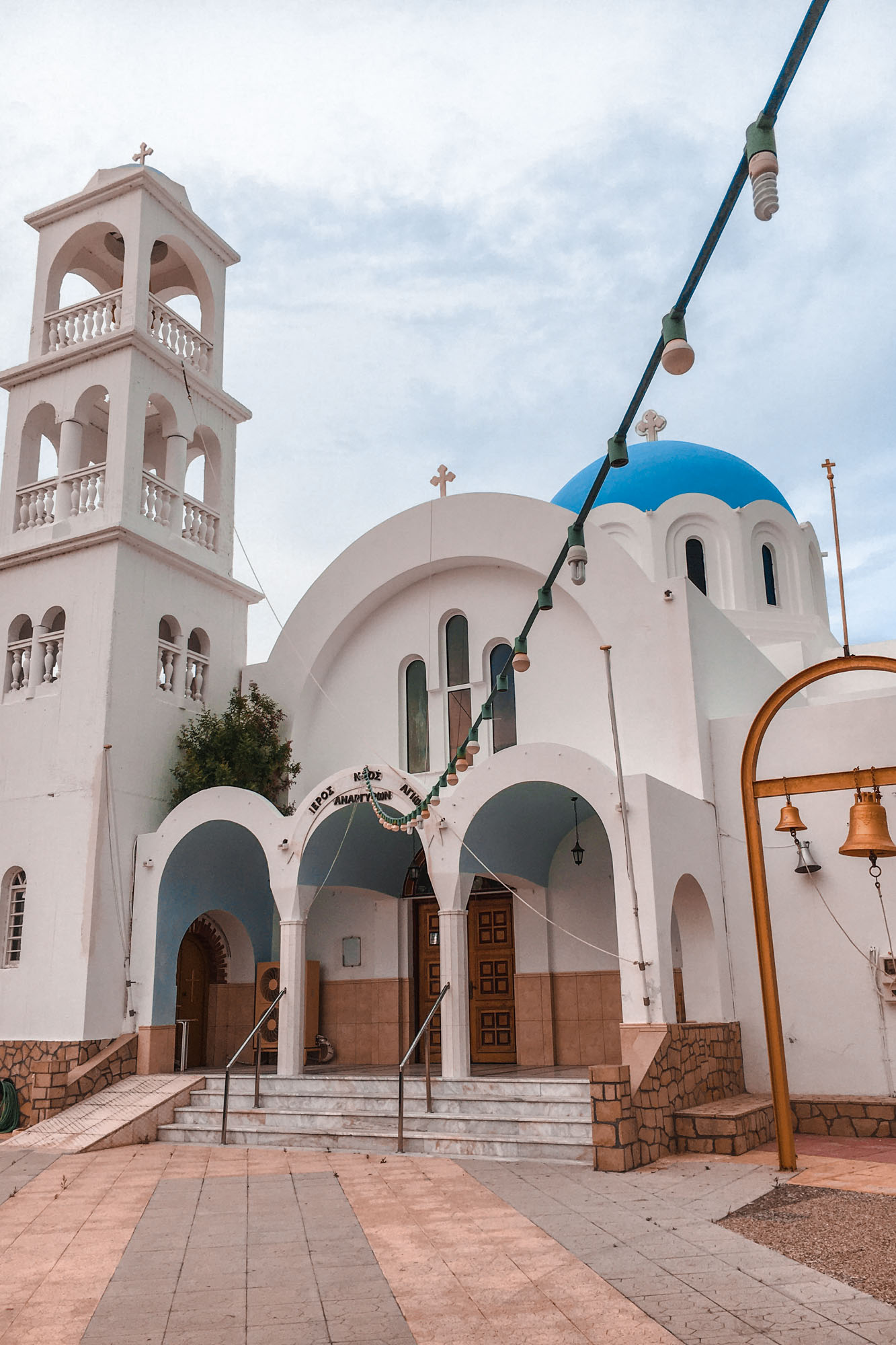 biało-niebieski kościółek na wyspie agristi