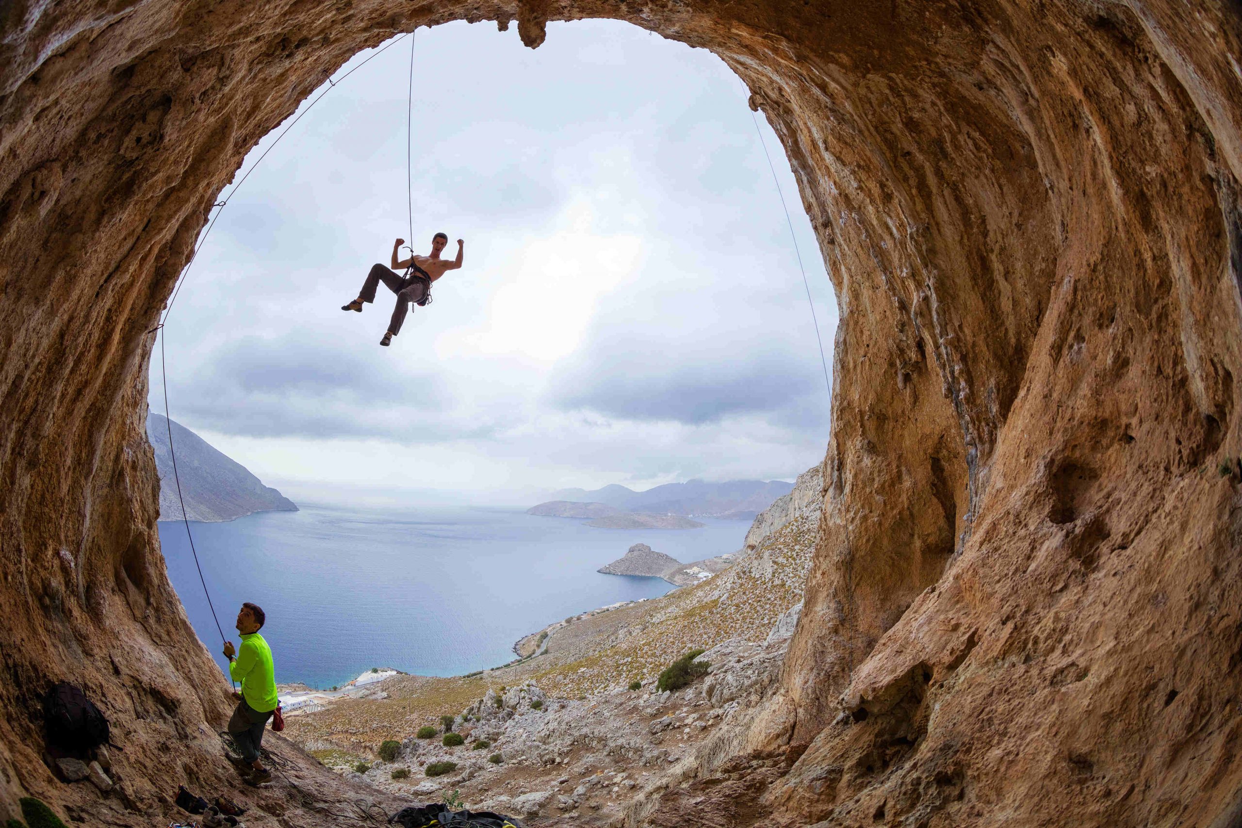 Greckie wyspy, jaskinia i skaly, wspinaczka, amatorzy wspinaczki wiszący na linach