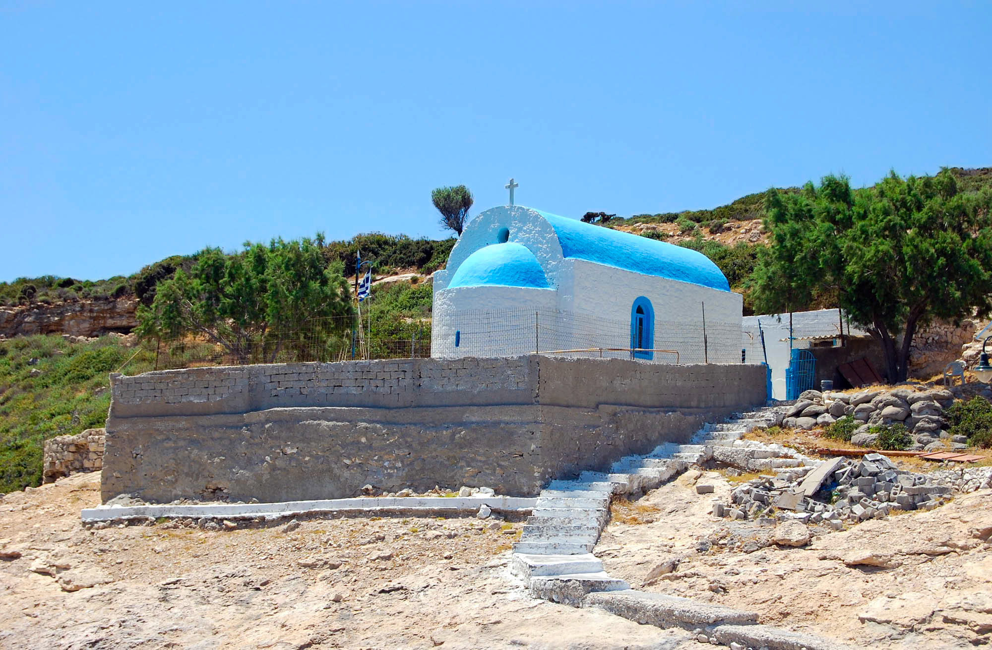 niebiesko biały kościółek na wyspie plati, grecja