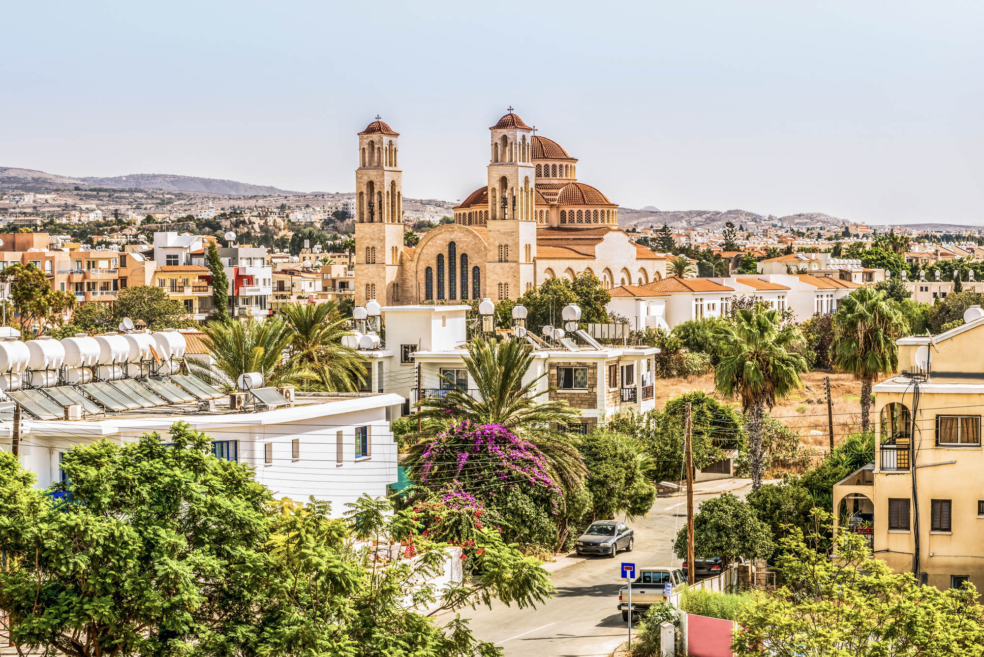 widok na miasto pafos na cyprze, panorama na miasto