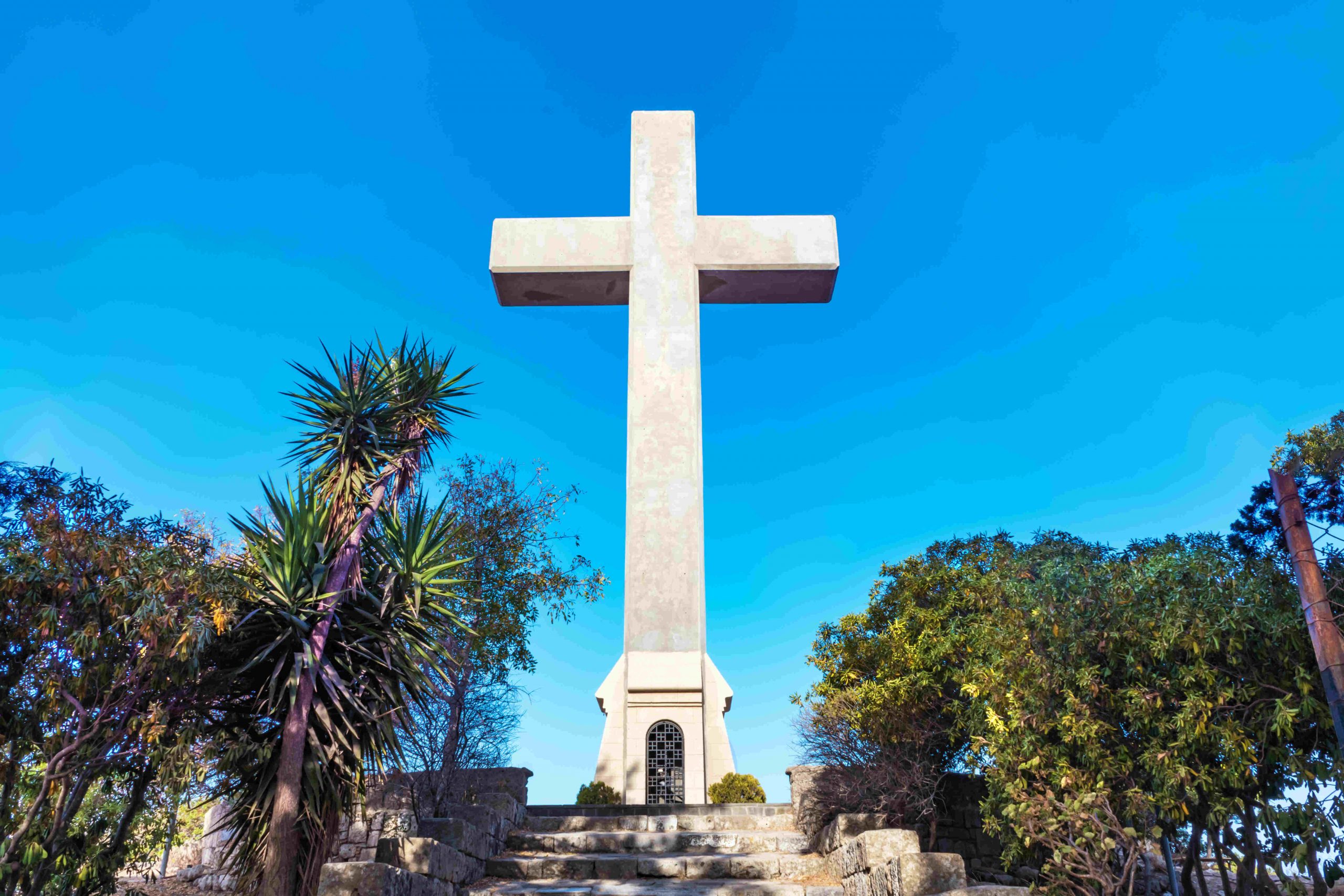 krzyż wieńczący drogę krzyżową na wzgórzu filerimos na wyspie rodos