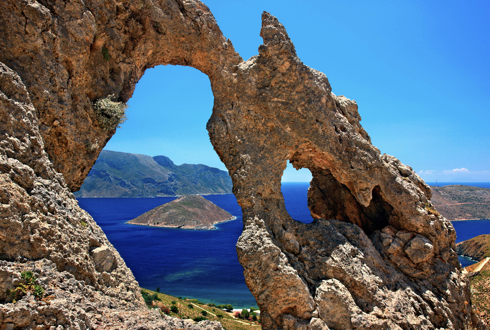 formacje skalne na kalymnos, widok na morze i niebo oraz ostre skały