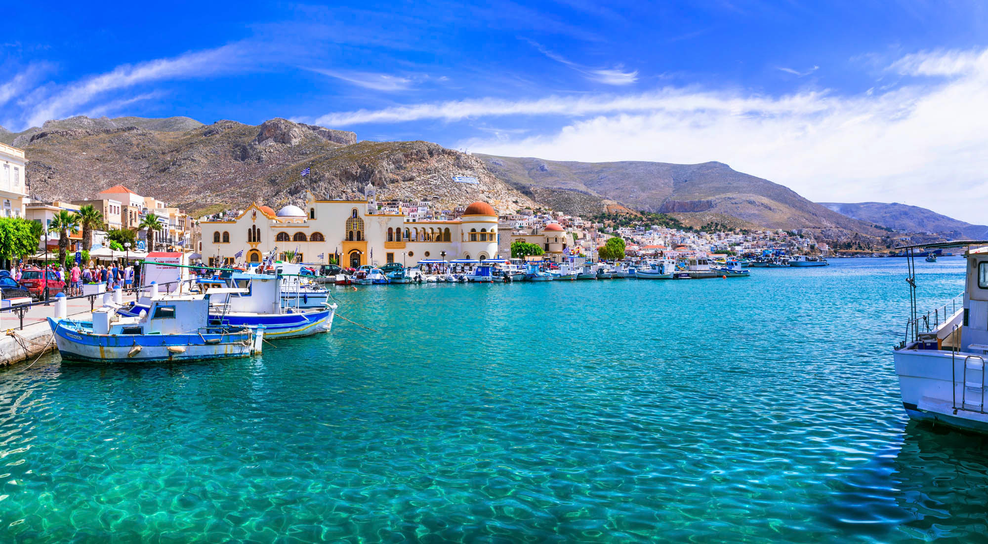 miasto na wyspie kalymnos widok z morza, łódeczki w porcie