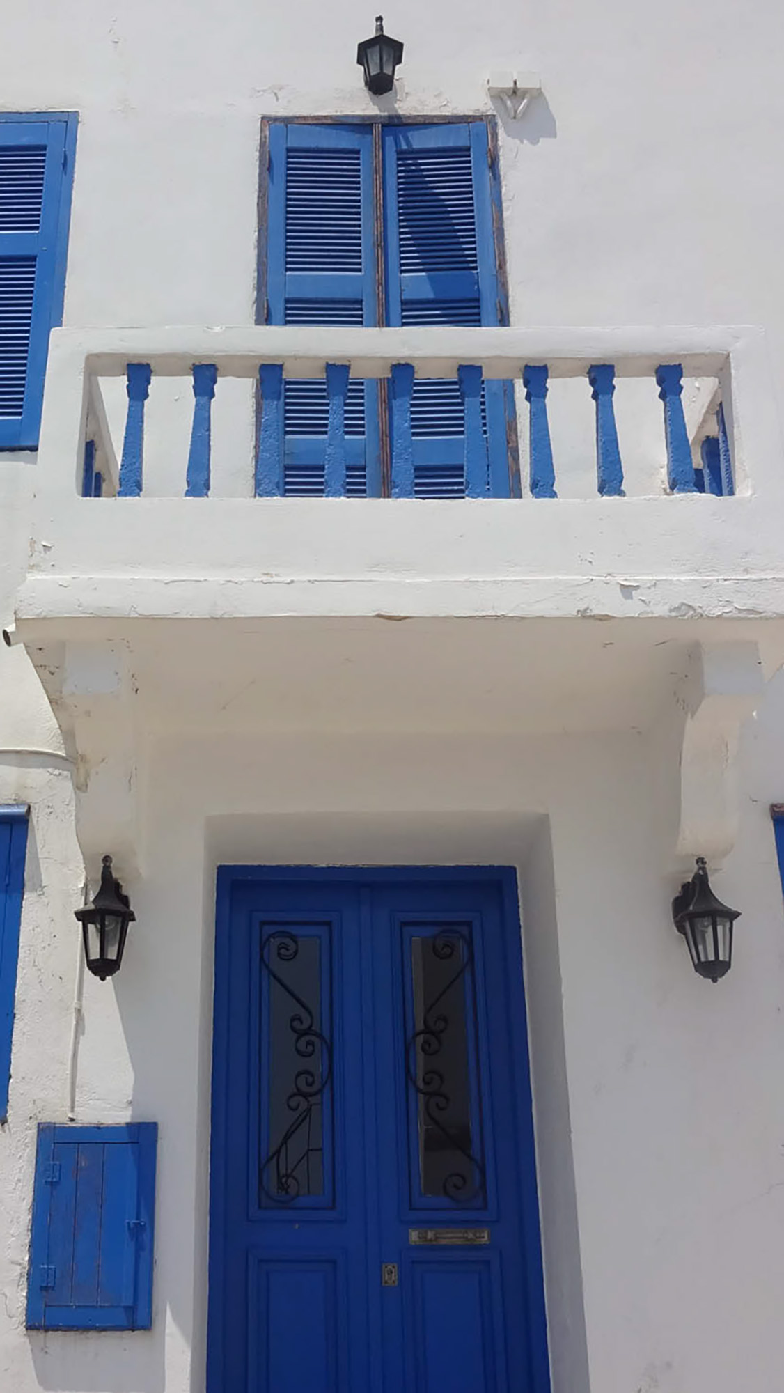 niebiesko biały budynek, typowo grecka zabudowa