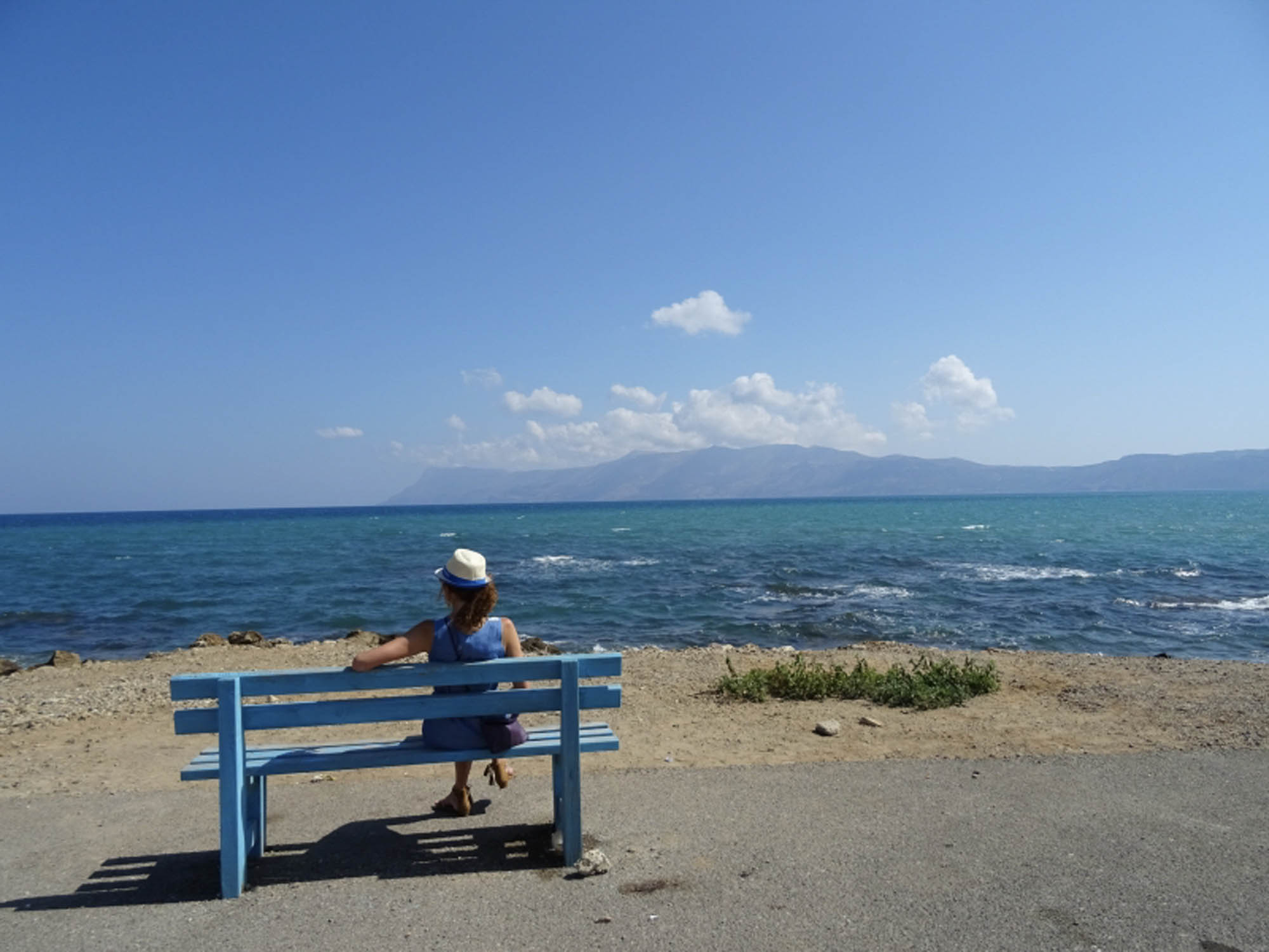 dziewczyna na ławce, appatrzy w dal na morze, grecja
