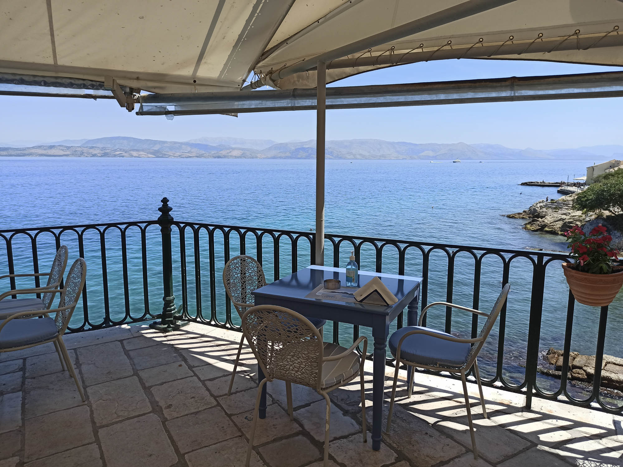 stoliczek i widok na morze, grecja
