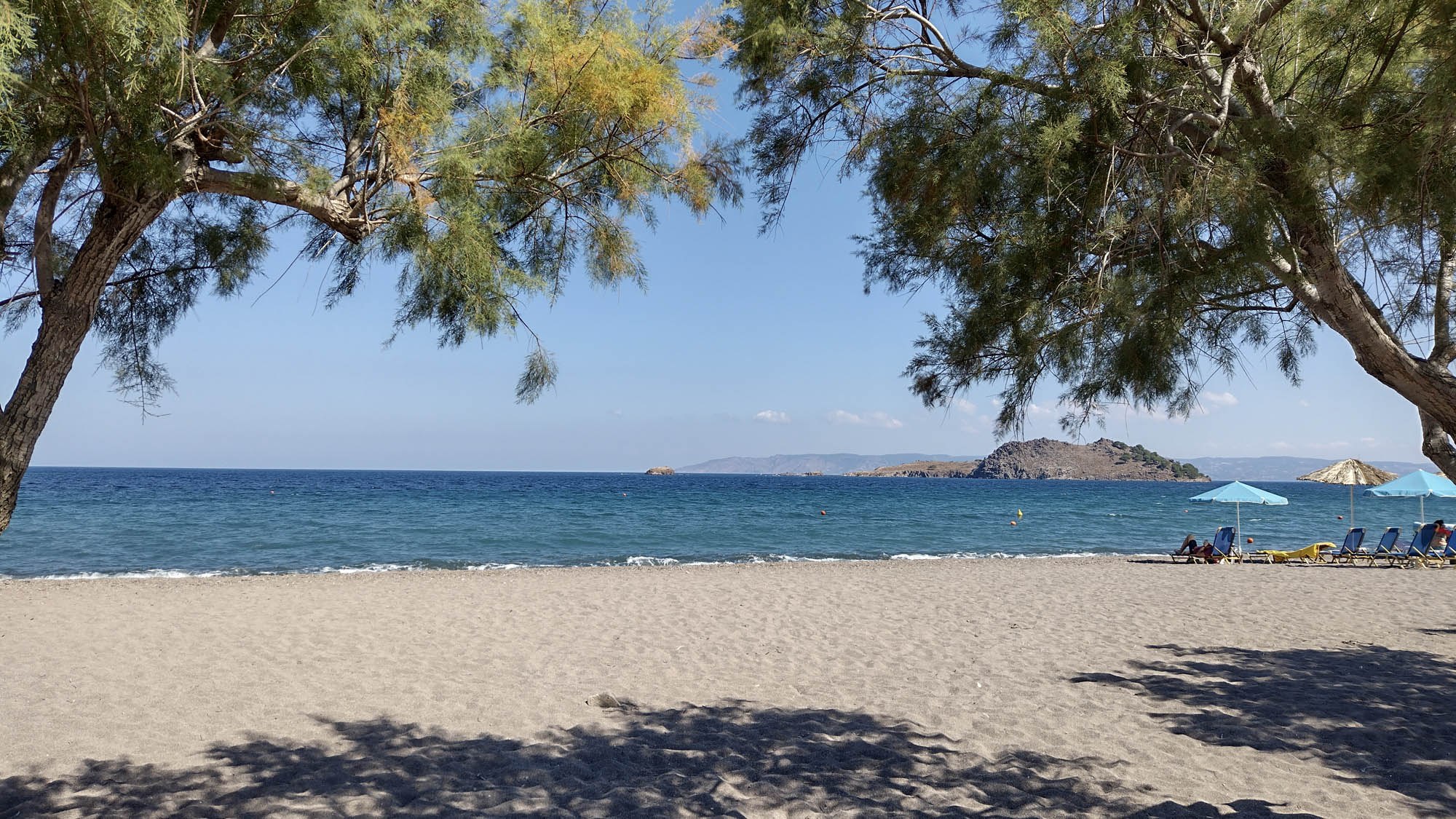 Grecja, widok na plażę, w tle morze