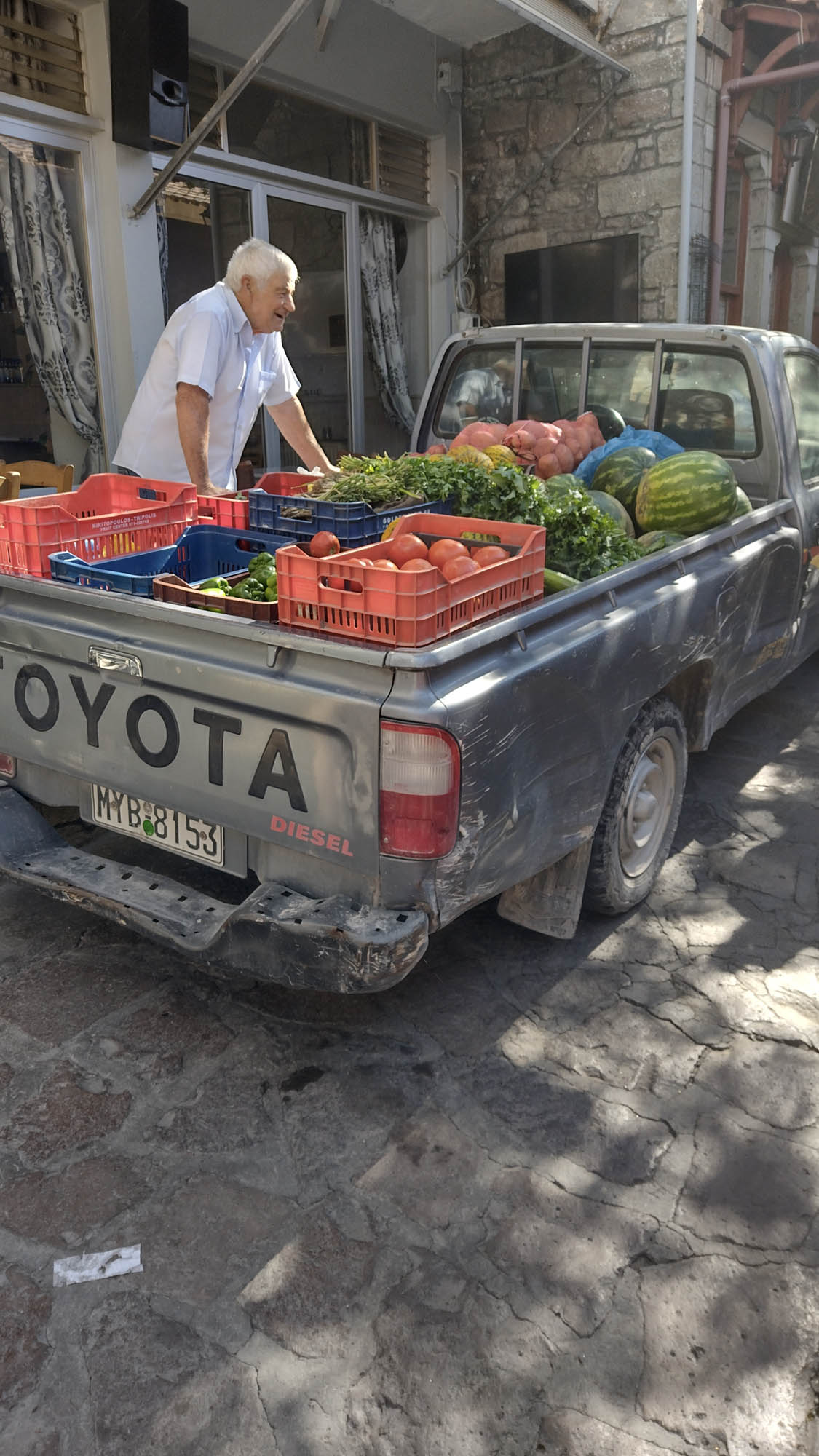 wóz pełen świeżych warzyw, greckie pomidory