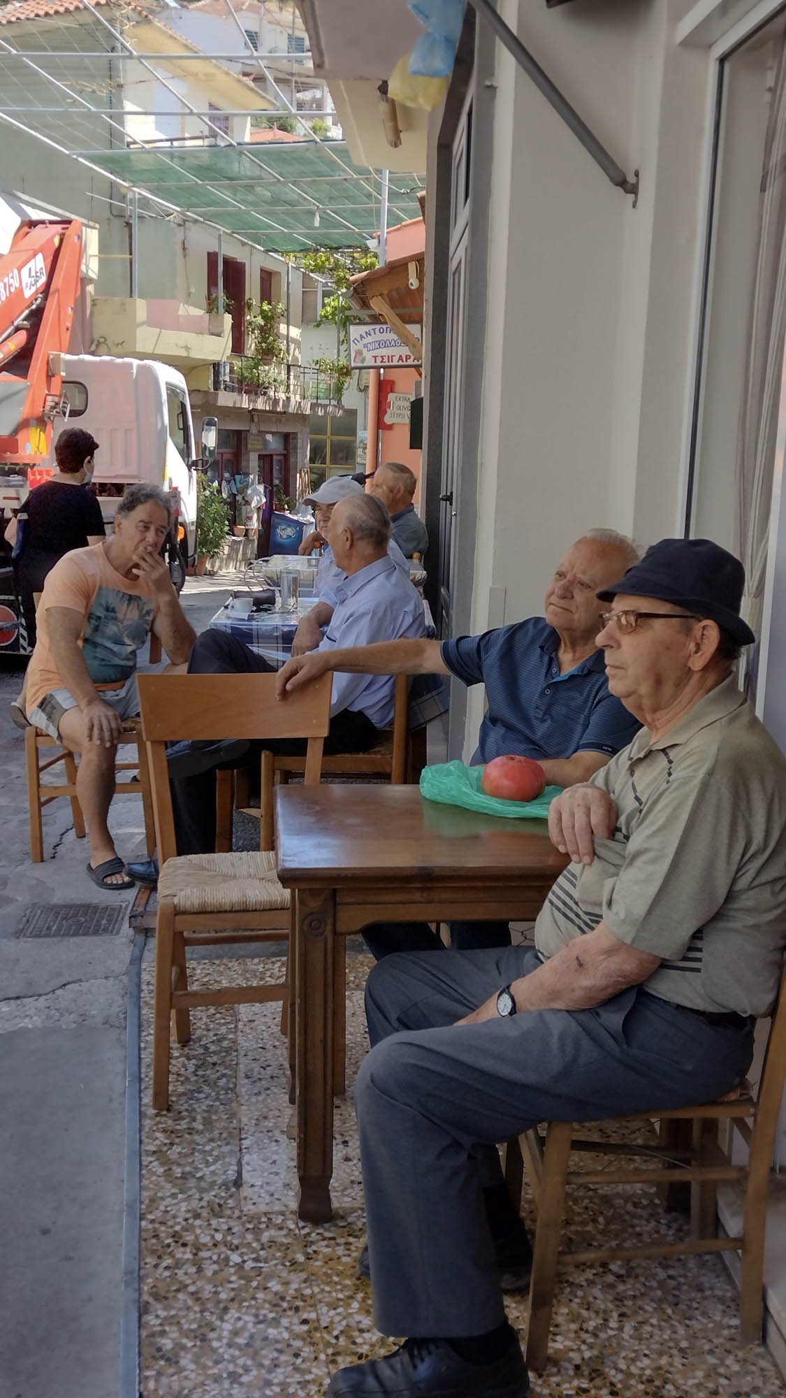 grecka ulica i ludzie w kawiarenkach